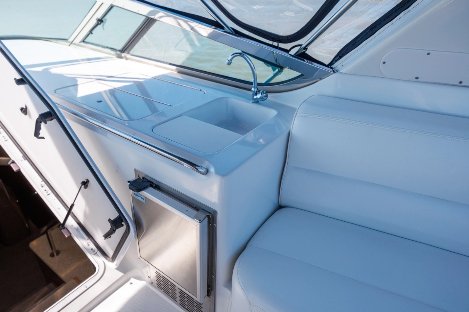1999 Carver 530 Voyager photo 22