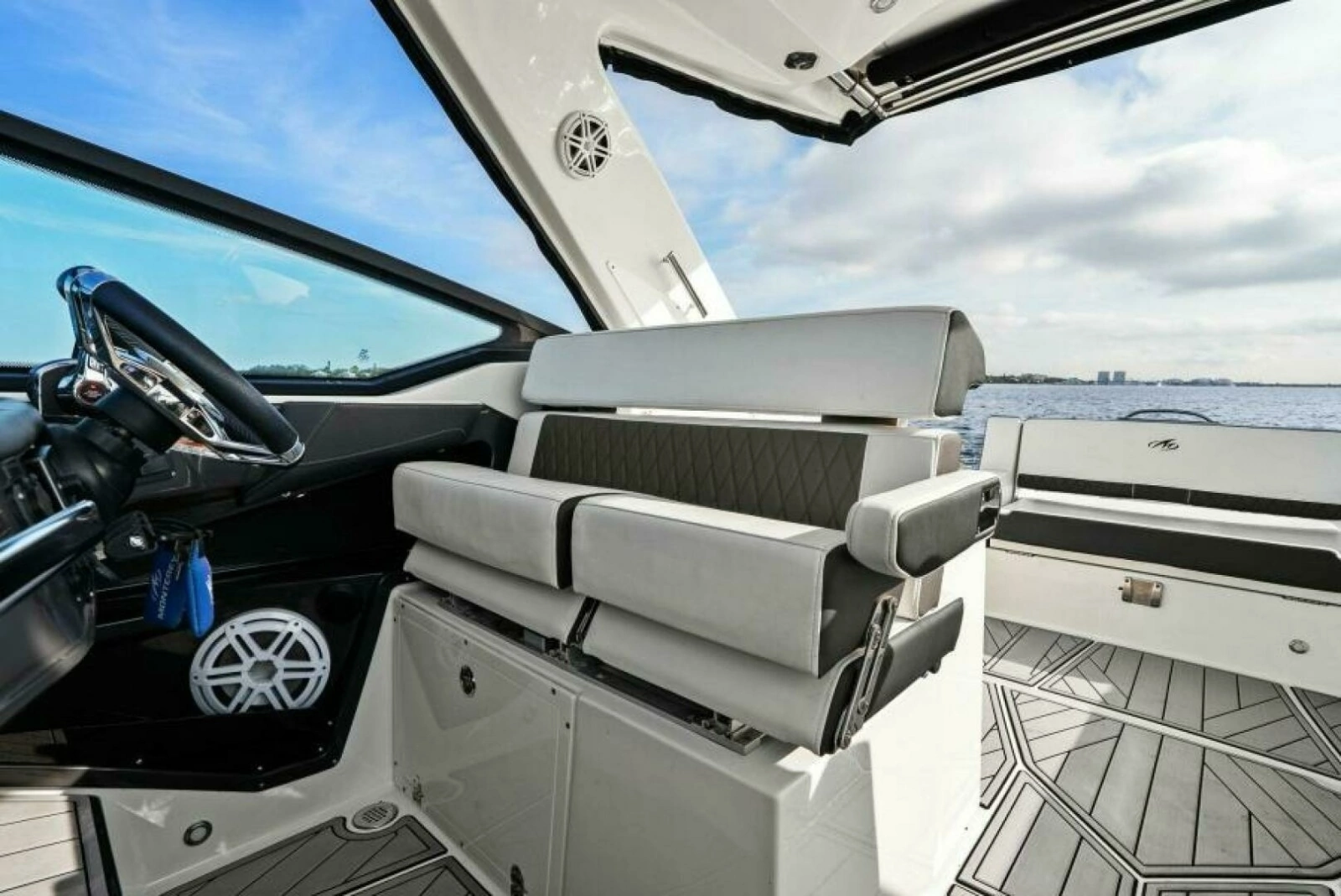 2023 Monterey 385 SS - Helm