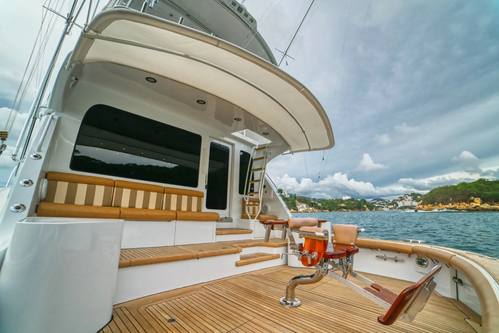 2005 Hatteras 68 Convertible - Cockpit