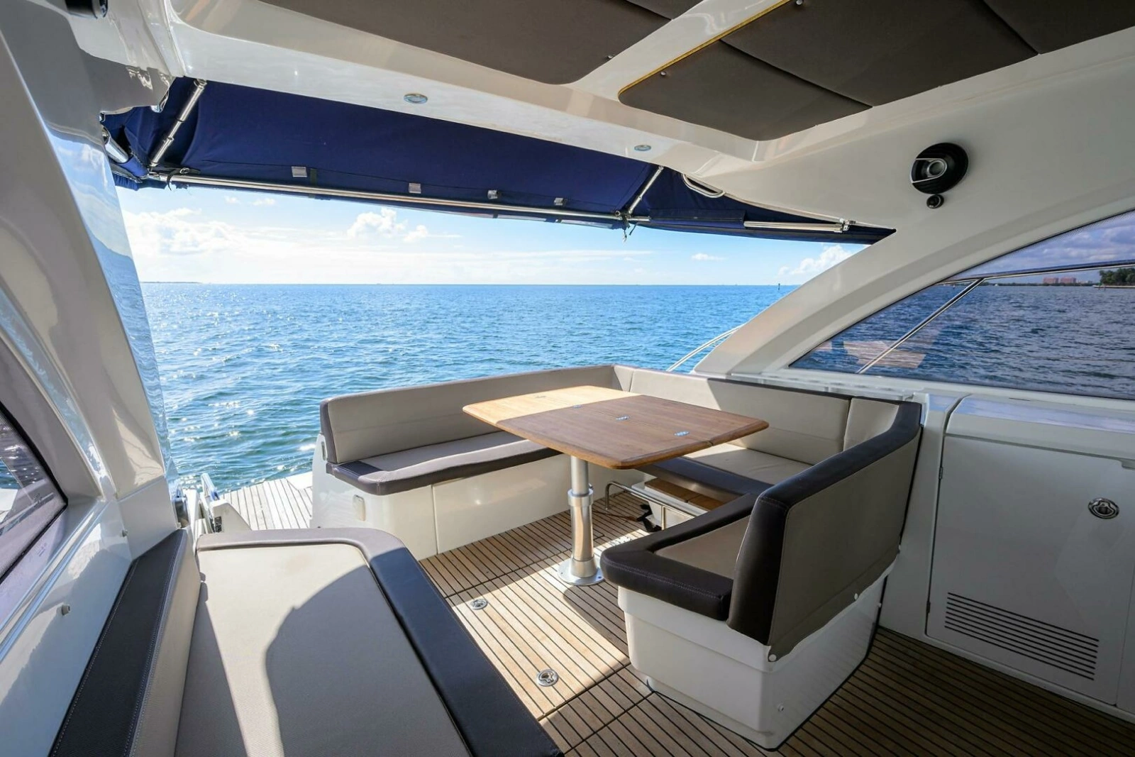 Beneteau 38 GT - Helm Deck Seating