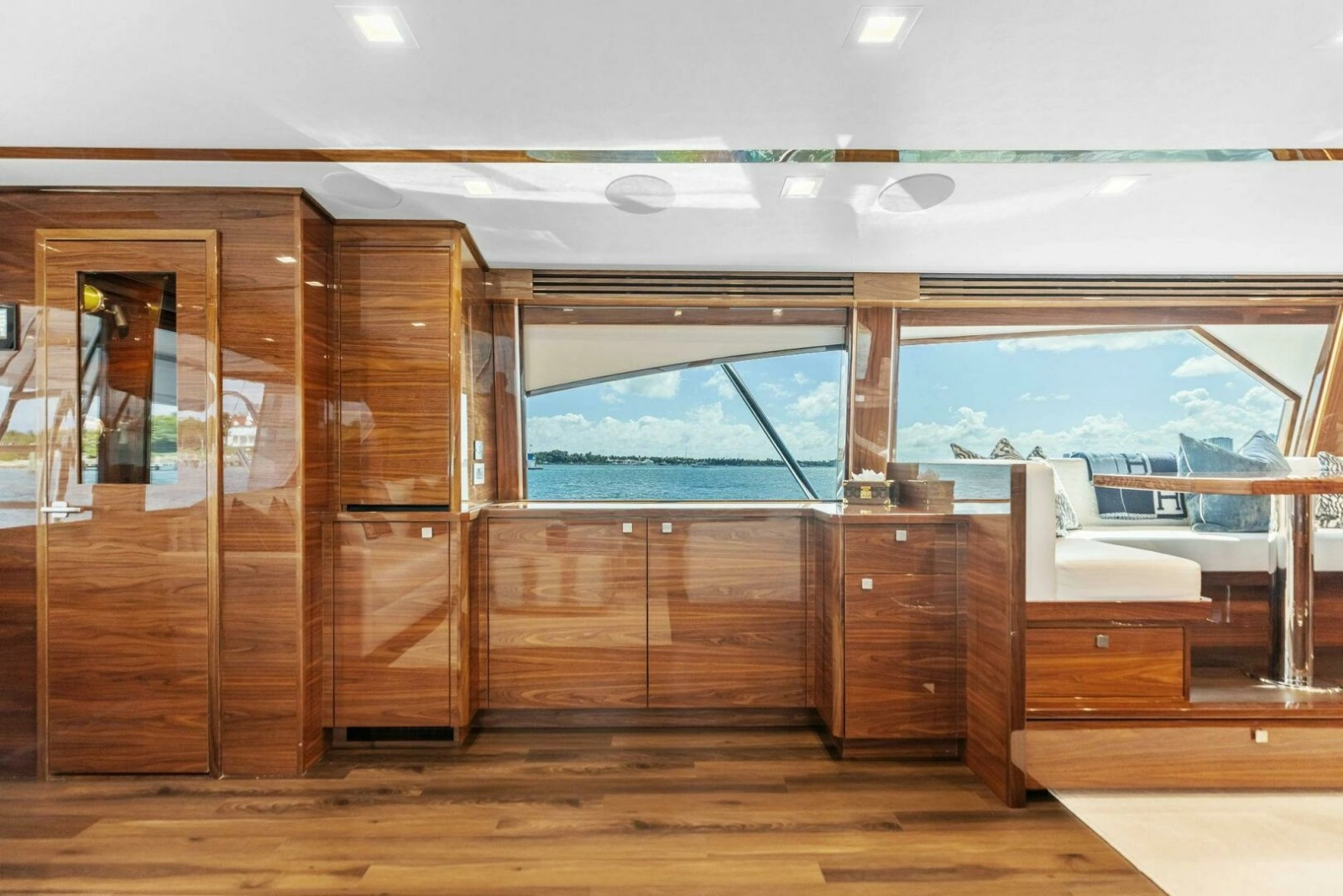 2026 Viking 82 Convertible- TEAM HARVEY I- Salon