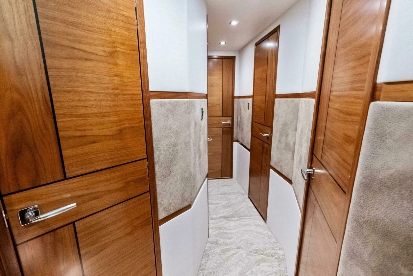 2023 Viking 64 Convertible- SIN PELO- Companionway