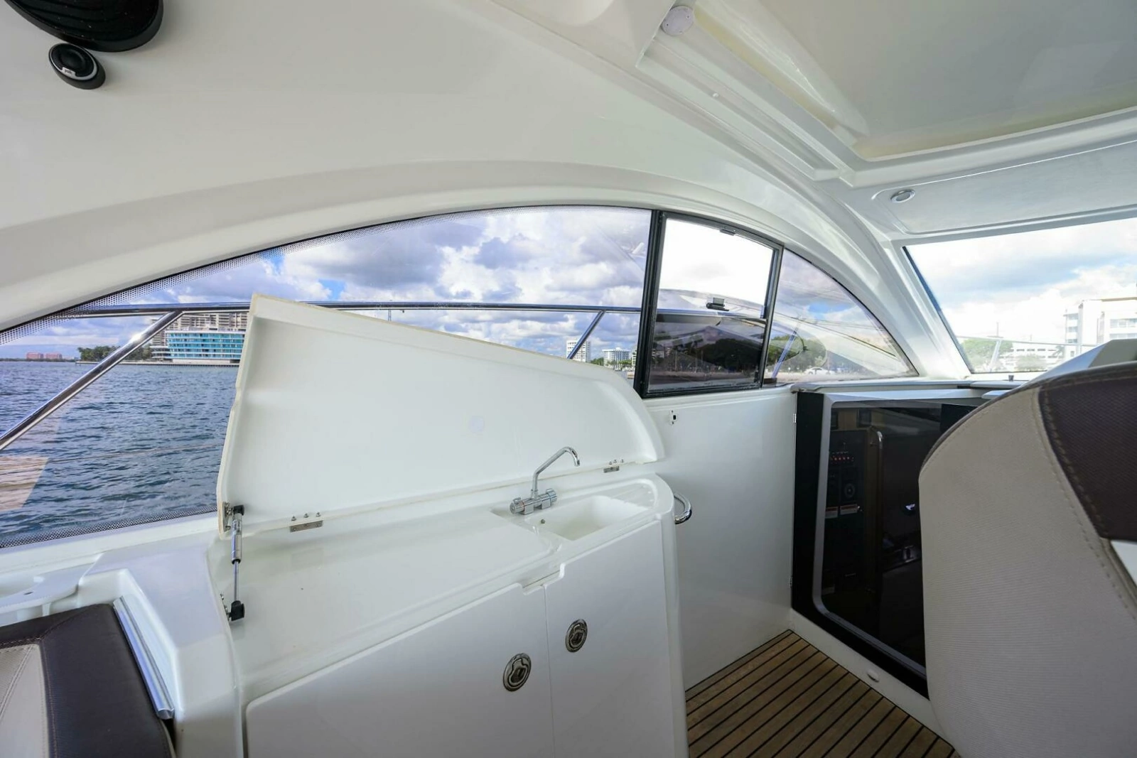 Beneteau 38 GT - Helm Deck