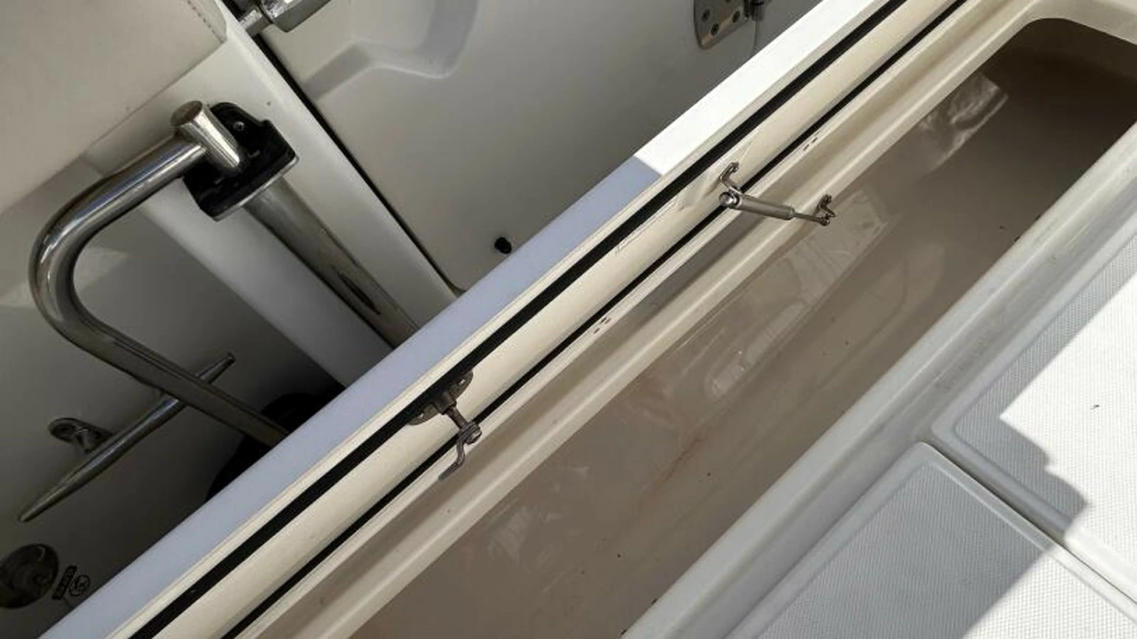 2017 33 Boston Whaler 330 Outrage In Deck Fish Boxes (2)