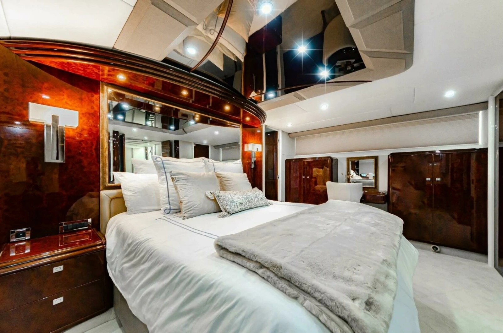 Serendipity 94ft Lazzara Yachts Yacht For Sale