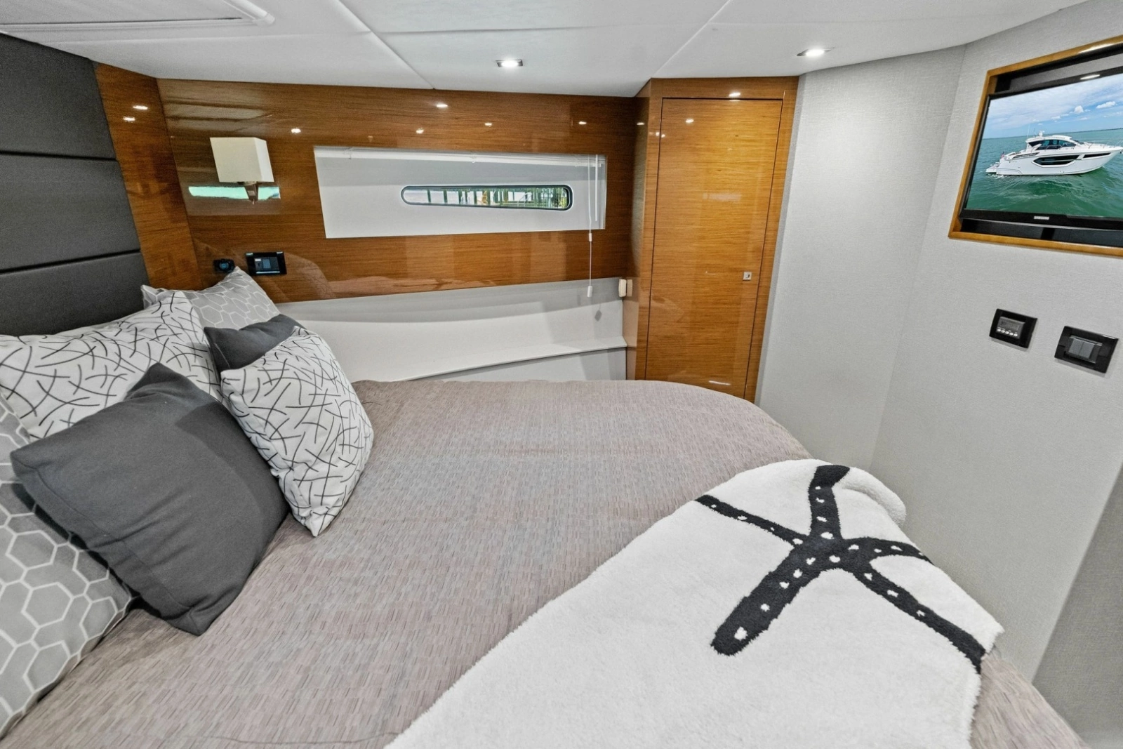 2019 Cruisers Yachts 42 Cantius photo 43