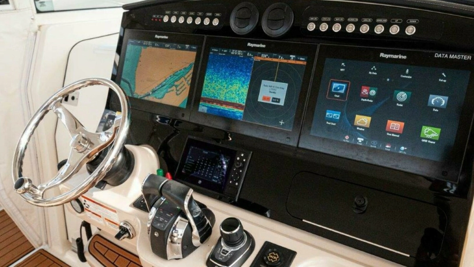 2018 42 Boston Whaler 420 Outrage The Tyder II Helm (1)