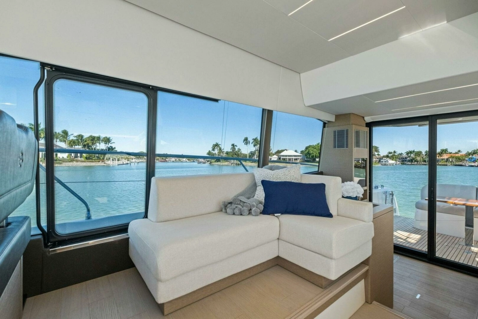2022 Prestige 520 Flybridge
