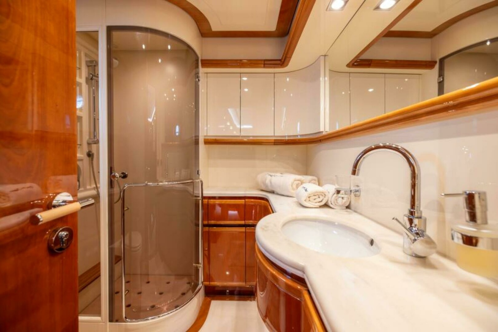 2001 Ferretti 94 Raised Pilothouse - Dreamchaser -Guest Head