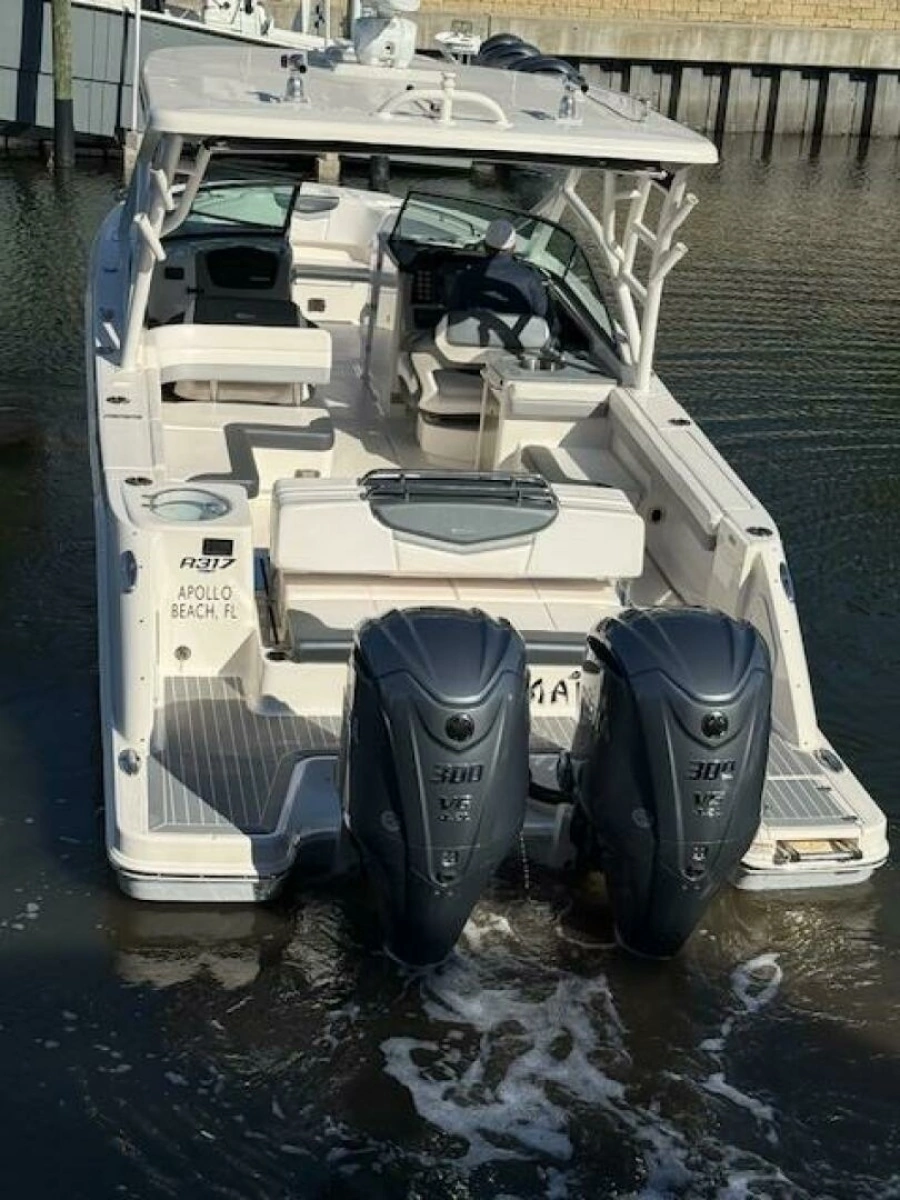 2021 Robalo R317 photo 22