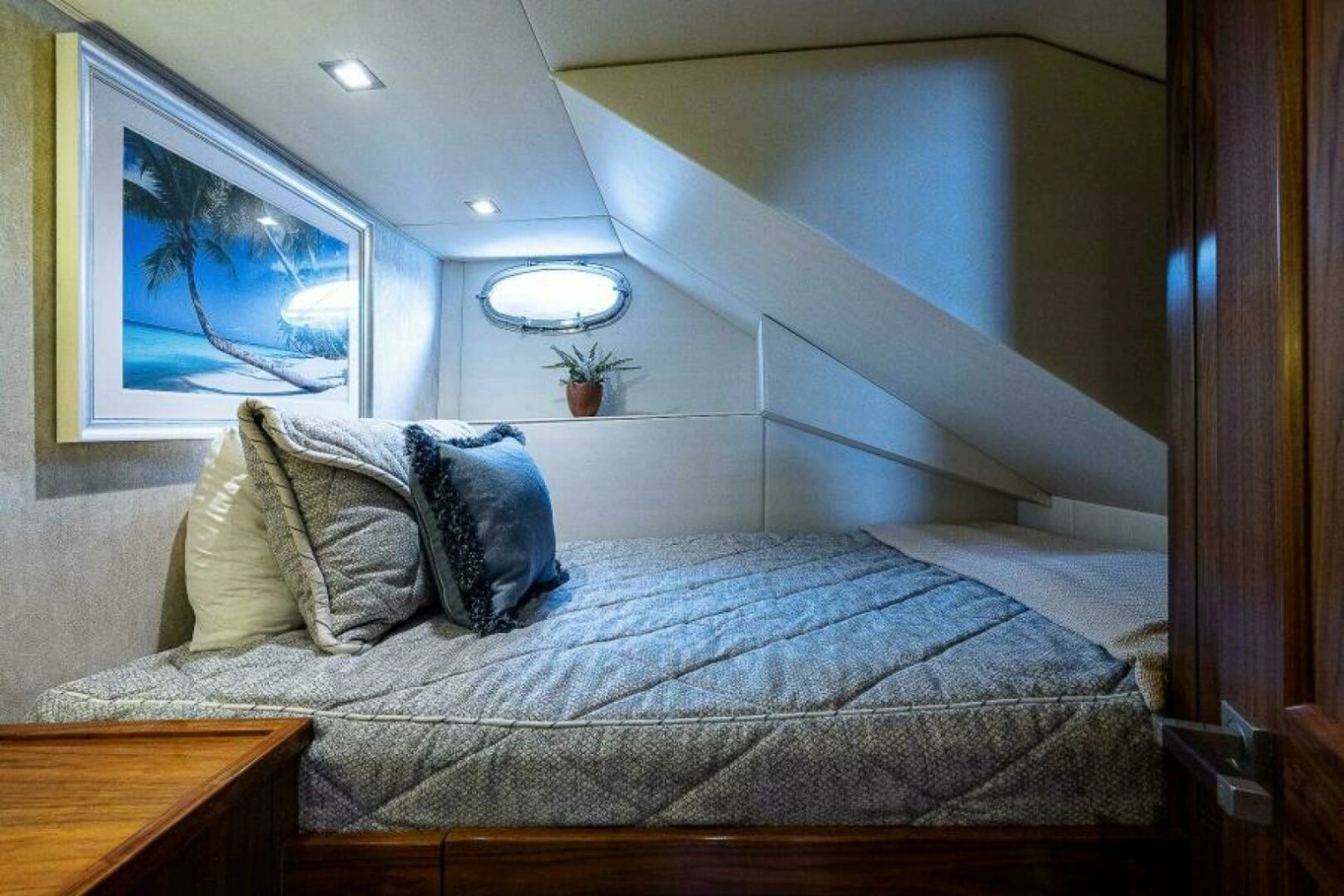Viking 75 MIRAGE - Crew Quarters