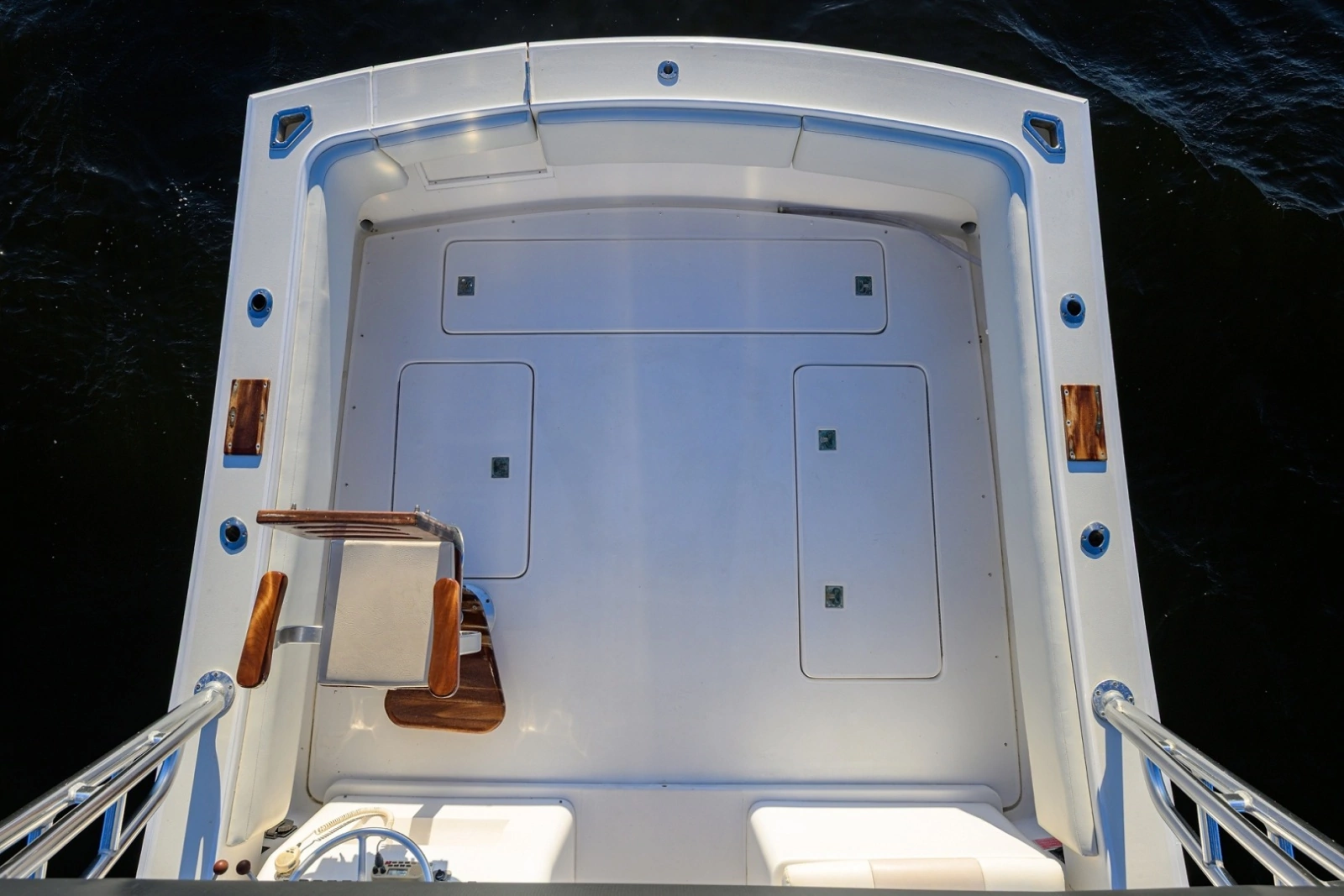 Aura 28 Heron's Catch - Exterior Cockpit