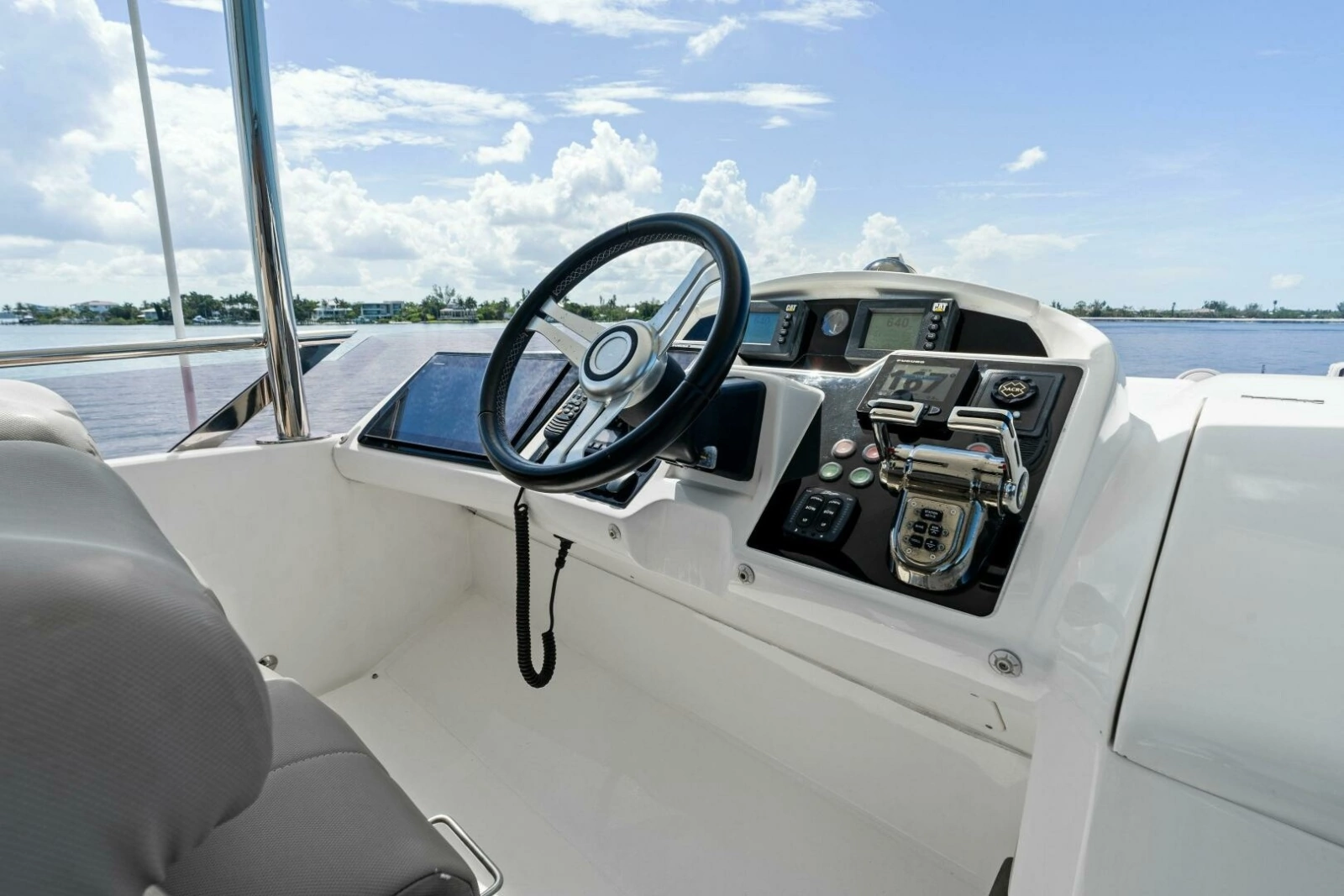 2015 Princess F60 - Flybridge Helm