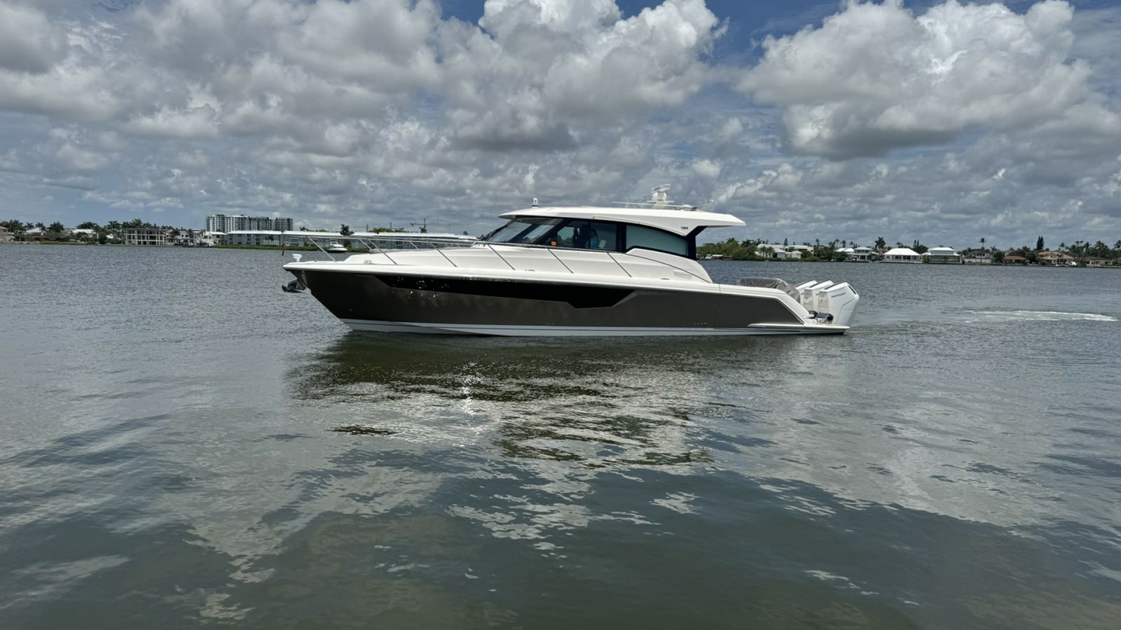 Side Profile of Tiara 48LE