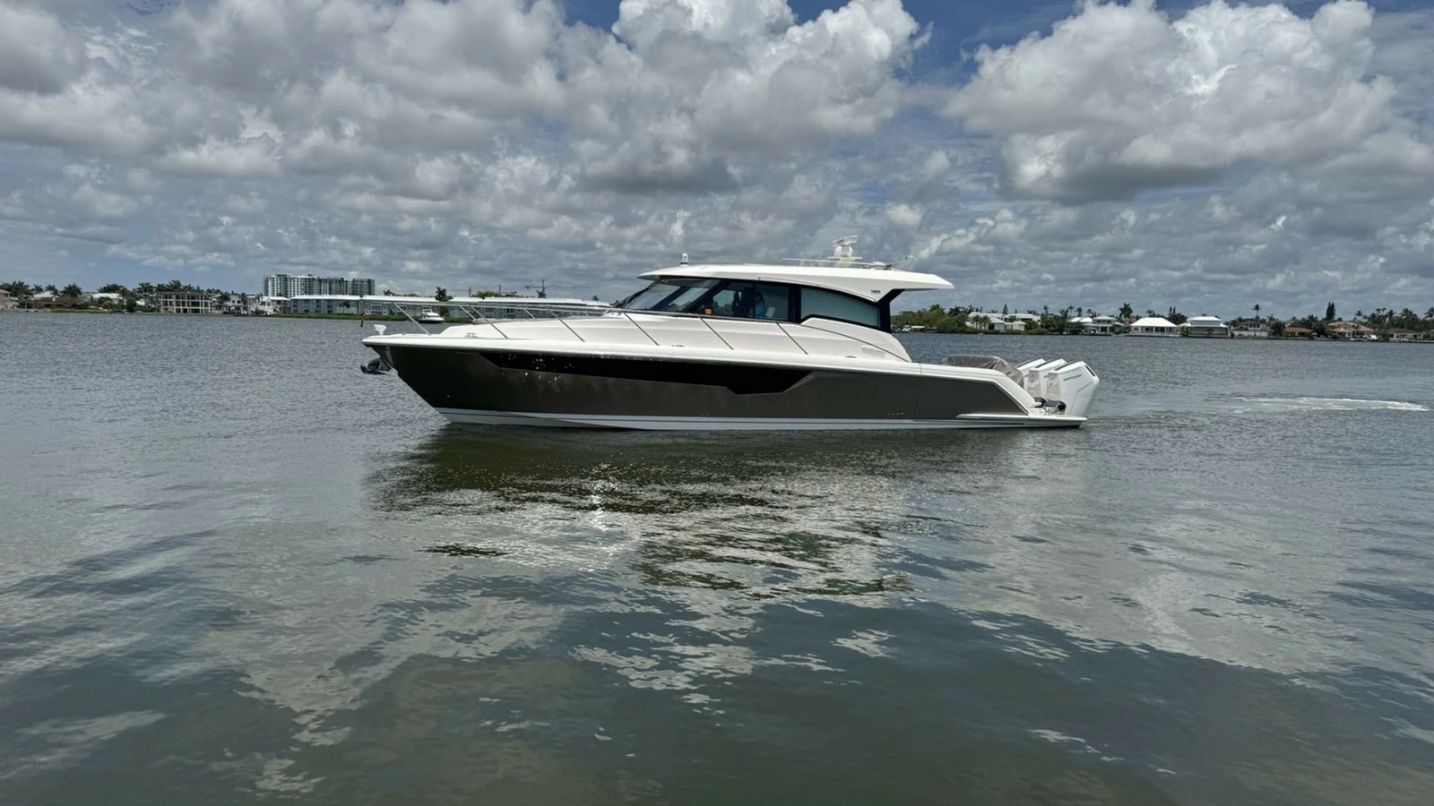 Side Profile of Tiara 48LE