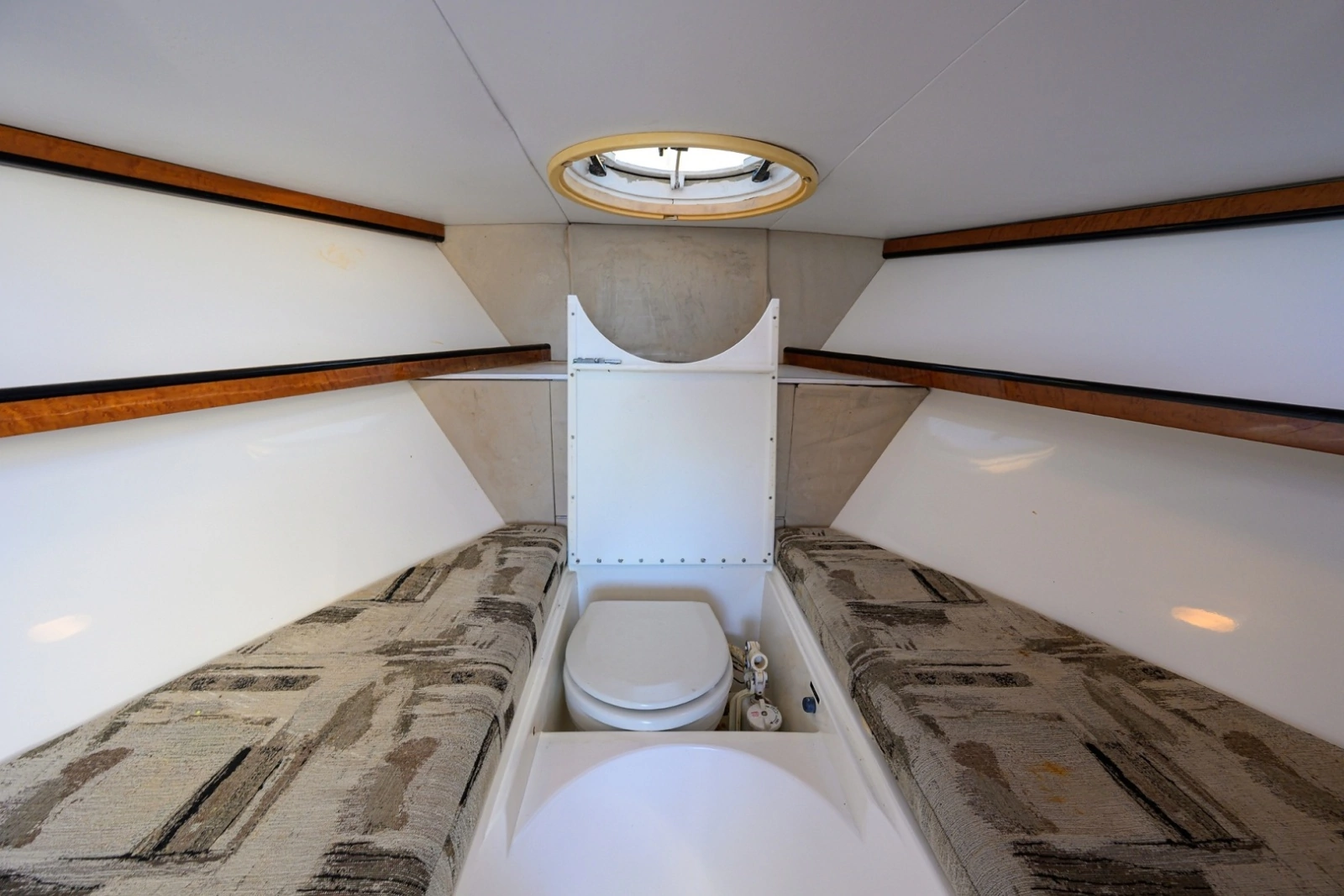 Aura 28 Heron's Catch - Interior Cabin
