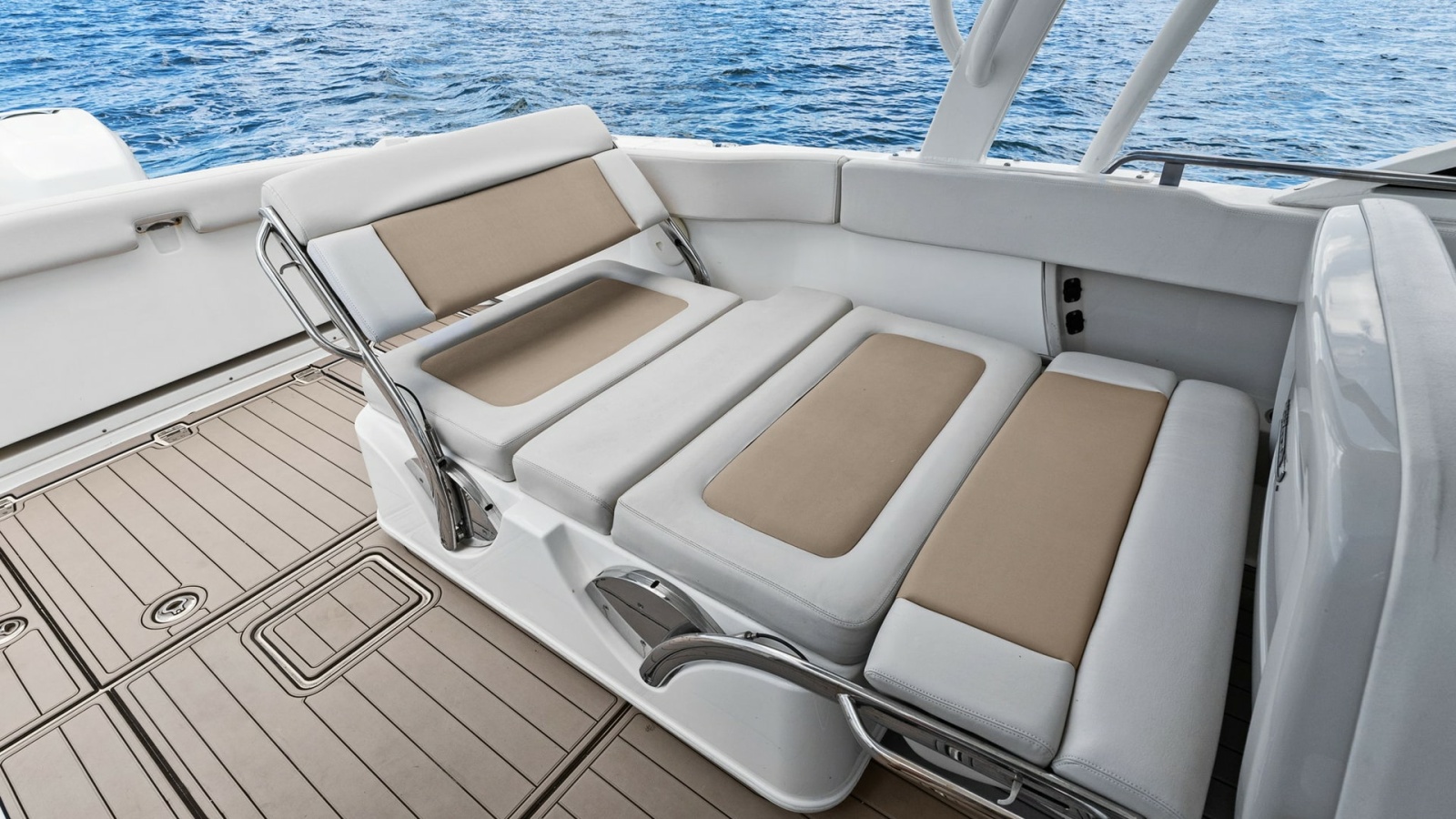 Convertible Aft Lounge Seating Area