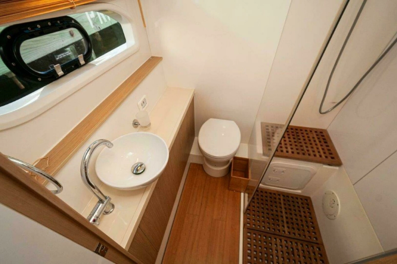 2018 Aquila 44 Catamaran- VIP (STBD) Head