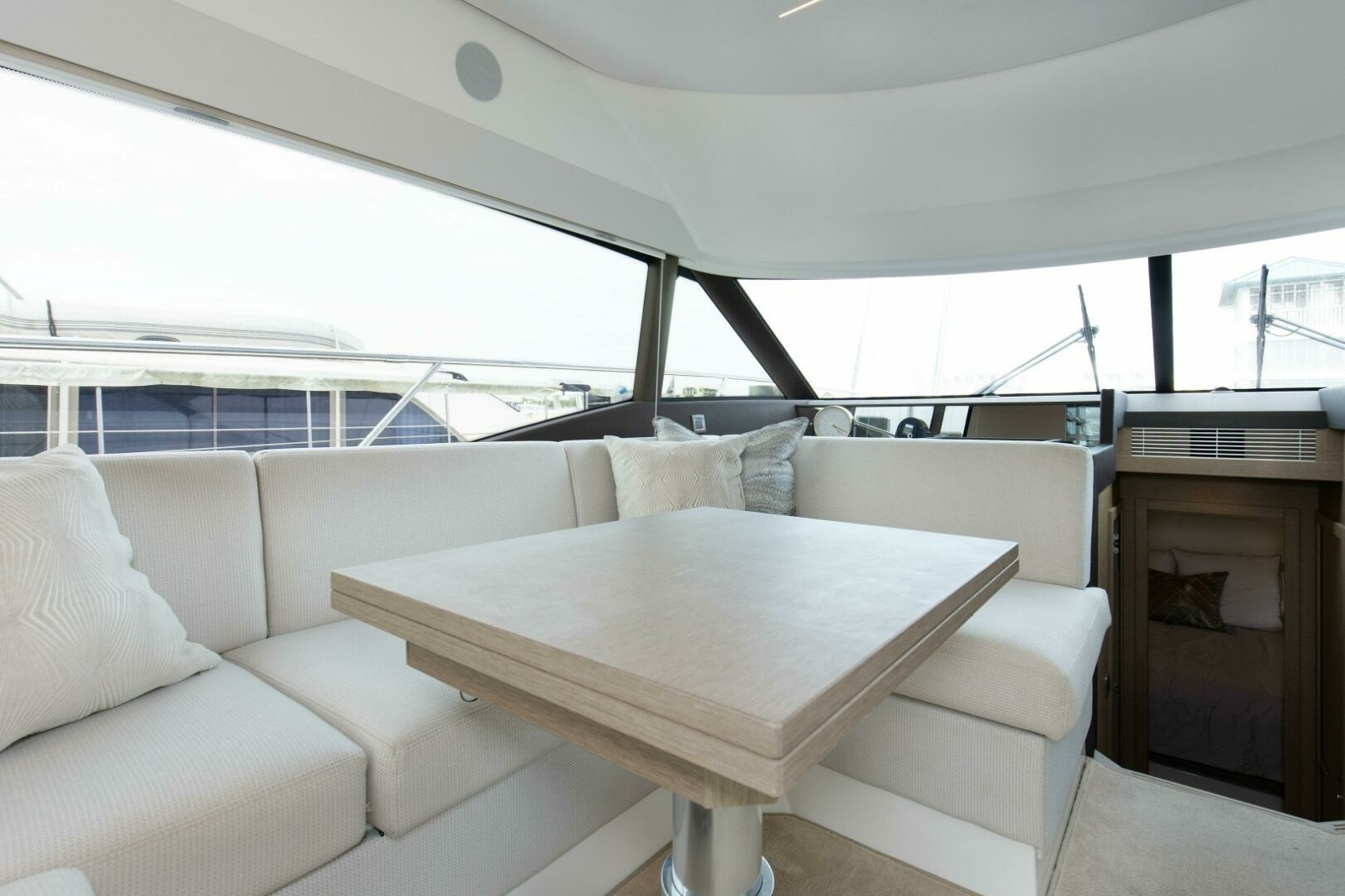 46' 2023 Prestige 460 Flybridge