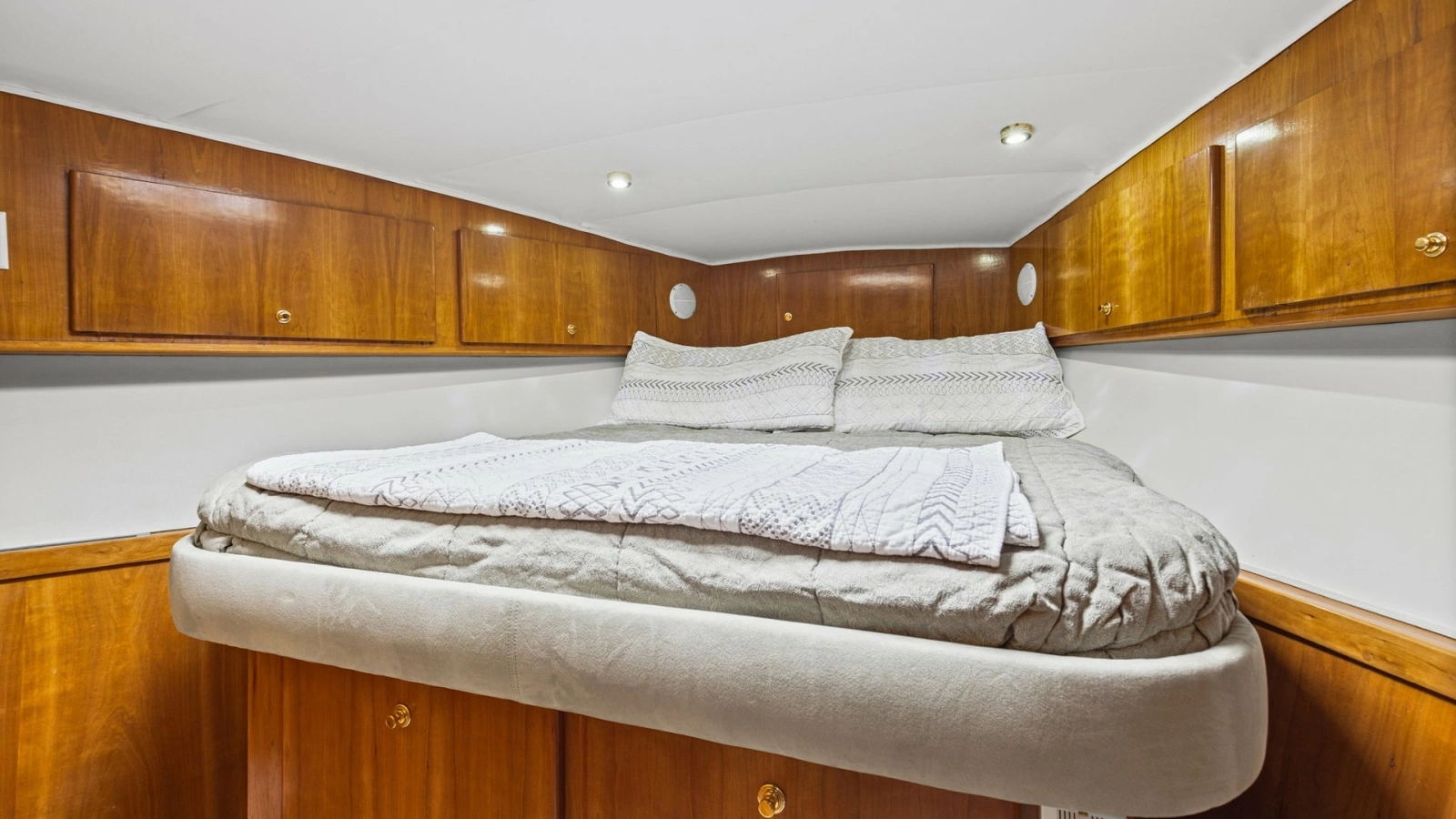 2001 48 Navigator 4800 Classic Maggie B Forward Stateroom
