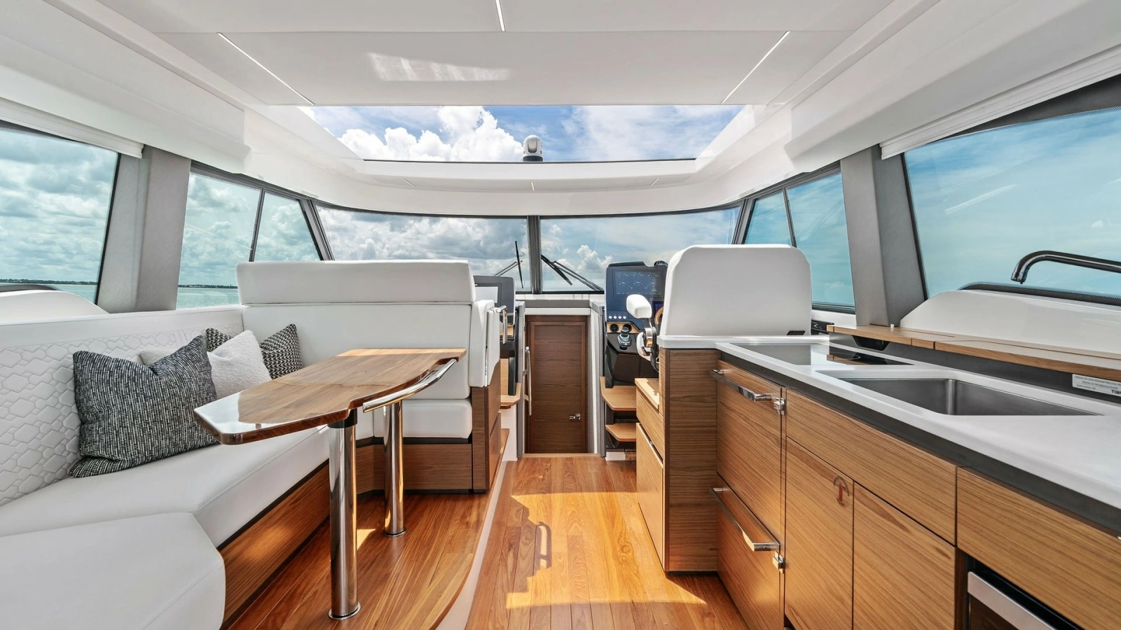 Spacious Salon and Helm Station