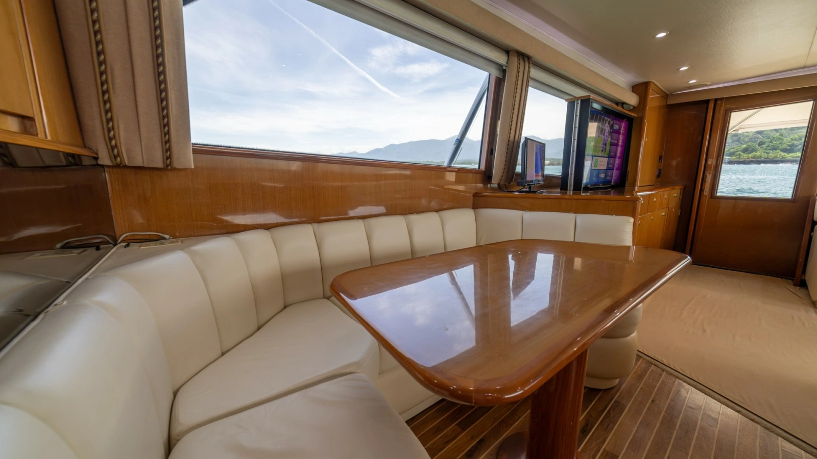 Salon Dining Area with Sea View