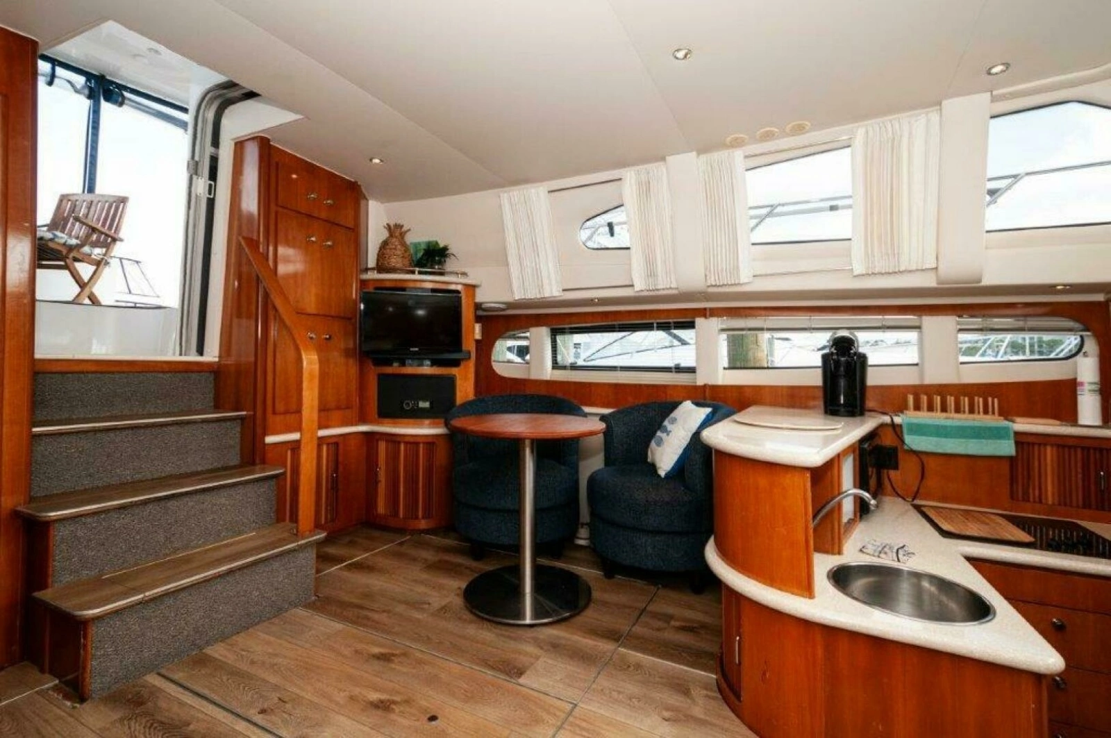 2002 Carver 444 Cockpit Motor Yacht photo 9