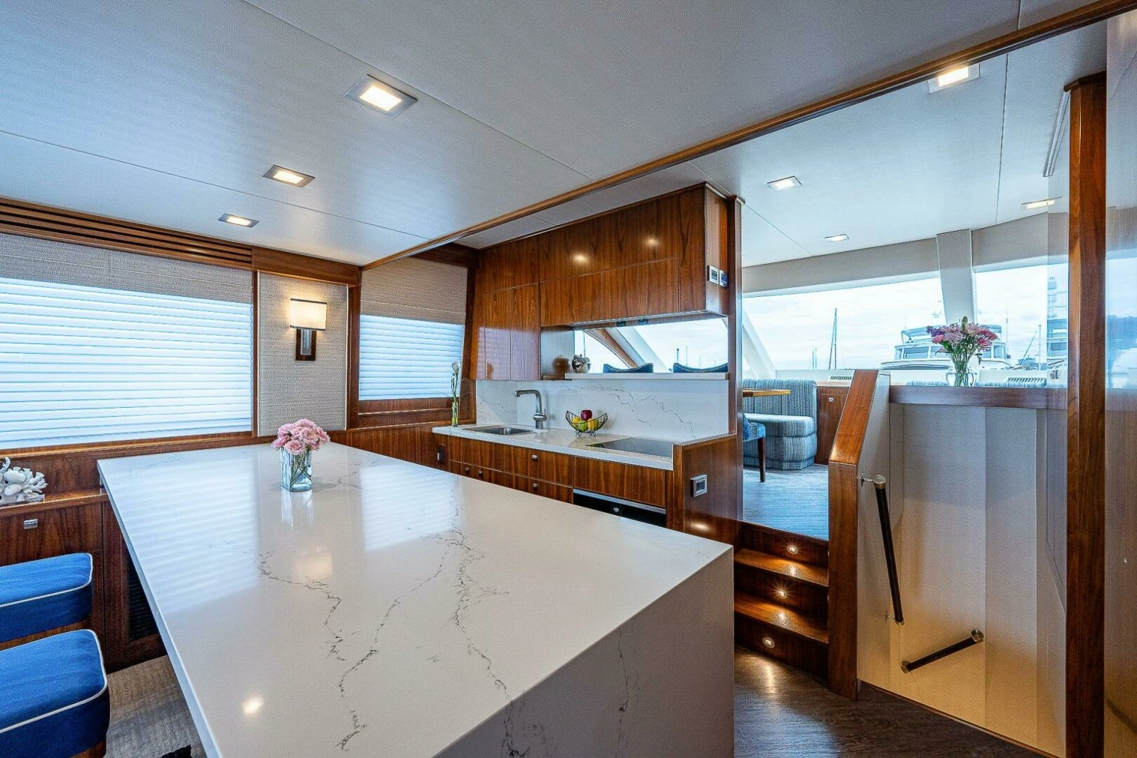 Viking 75 MIRAGE - Galley
