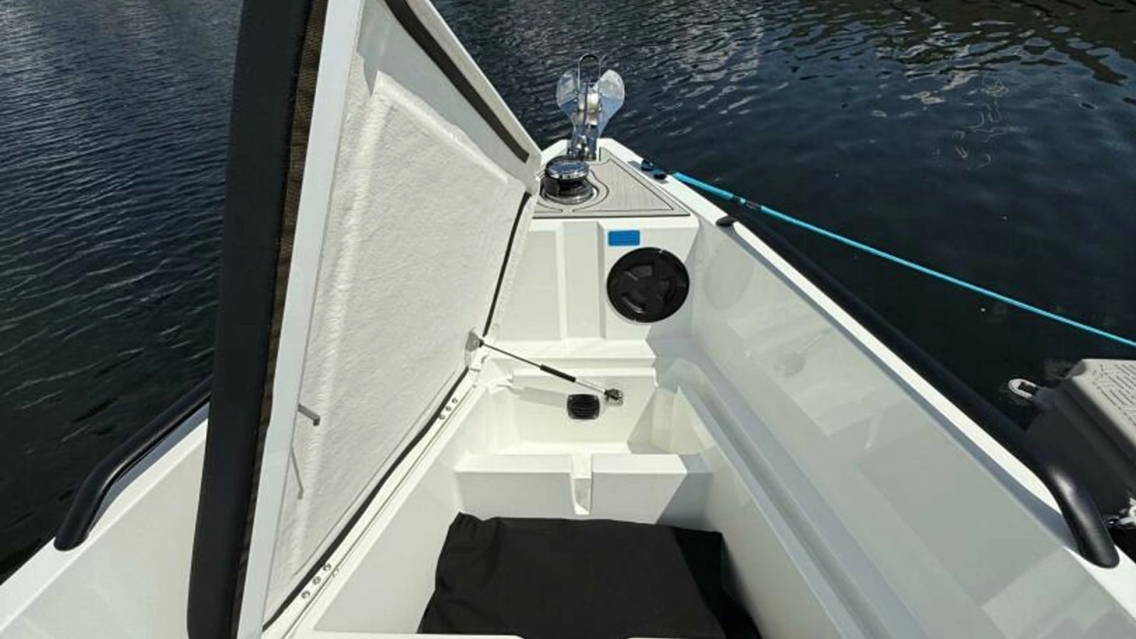 2024 Iron 27 Center Console