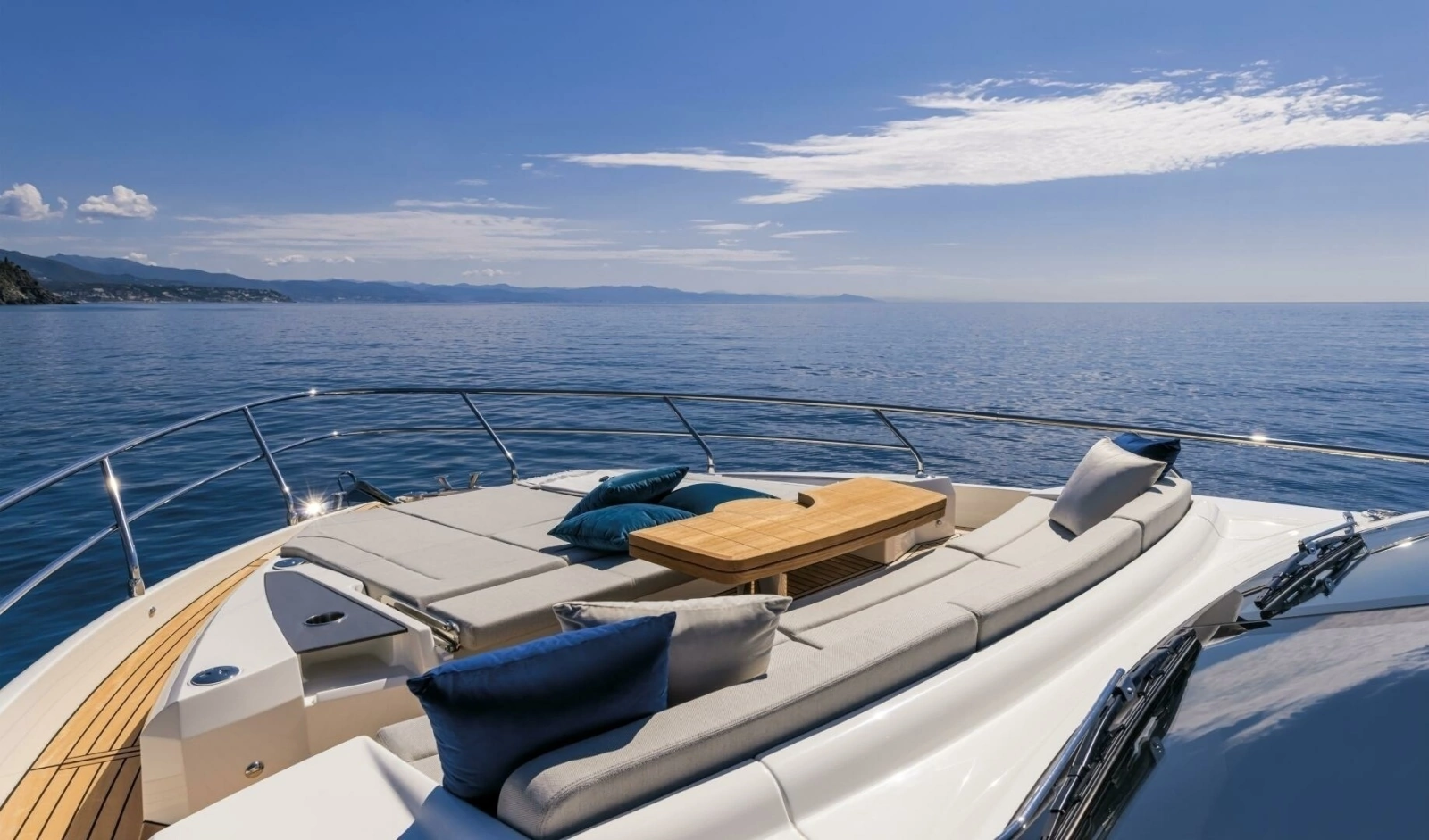 2027 60 Absolute Flybridge - Foredeck
