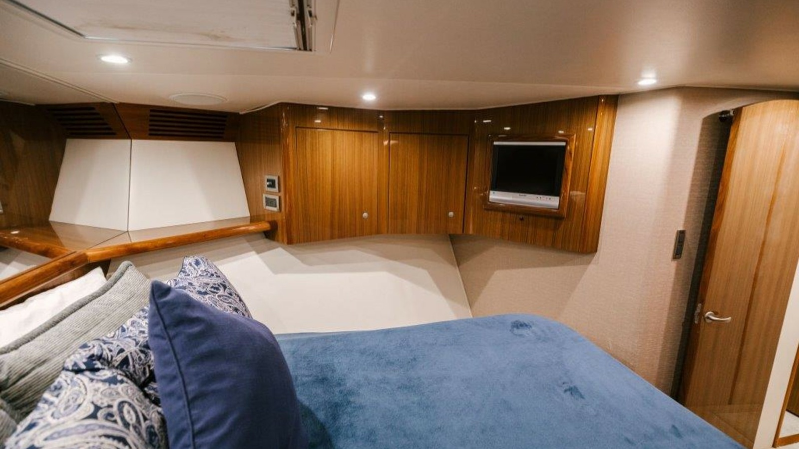 2007 64 Viking CNV Evil Eyes Forward Stateroom (3)