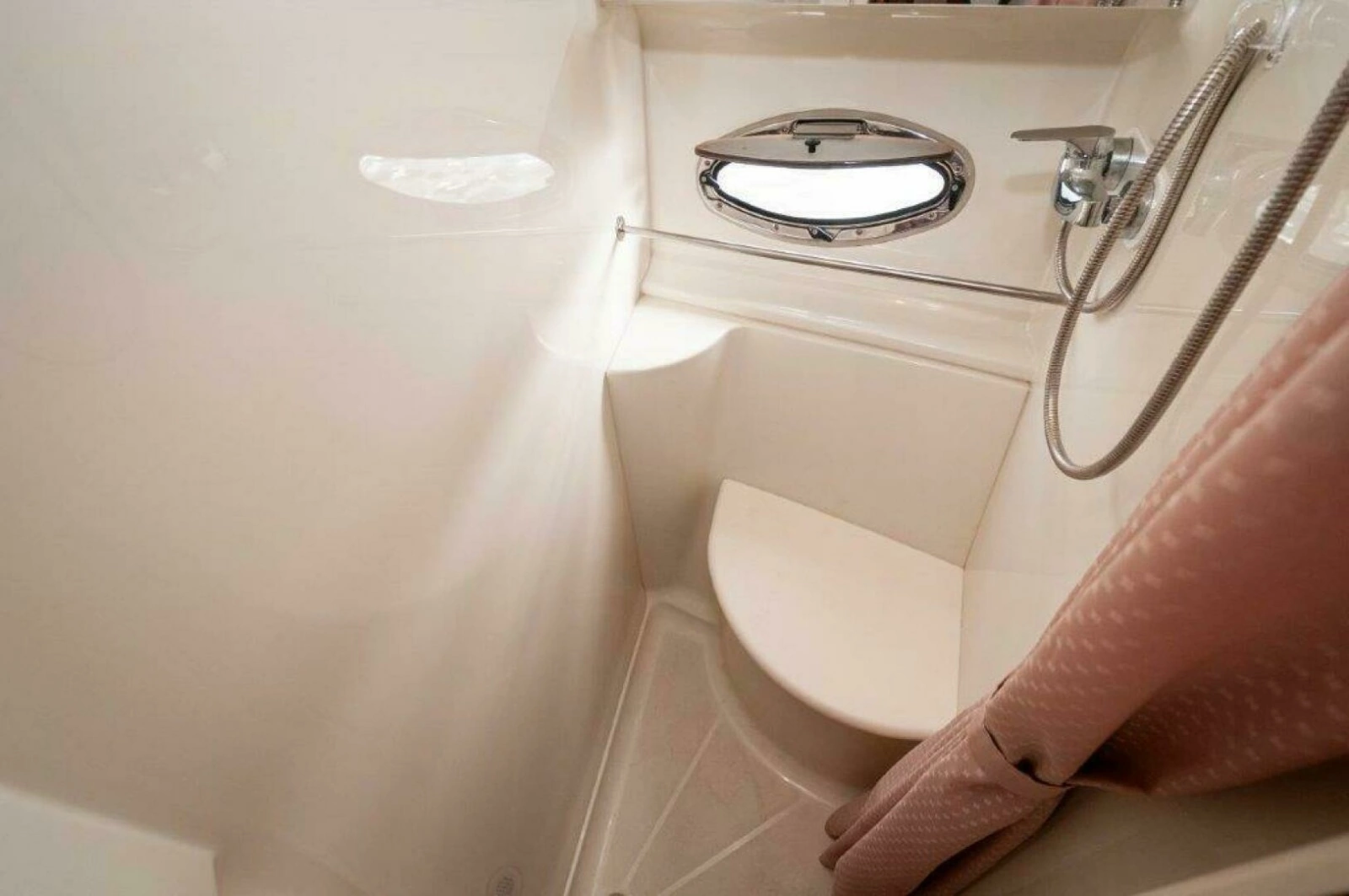 2002 Carver 444 Cockpit Motor Yacht photo 20