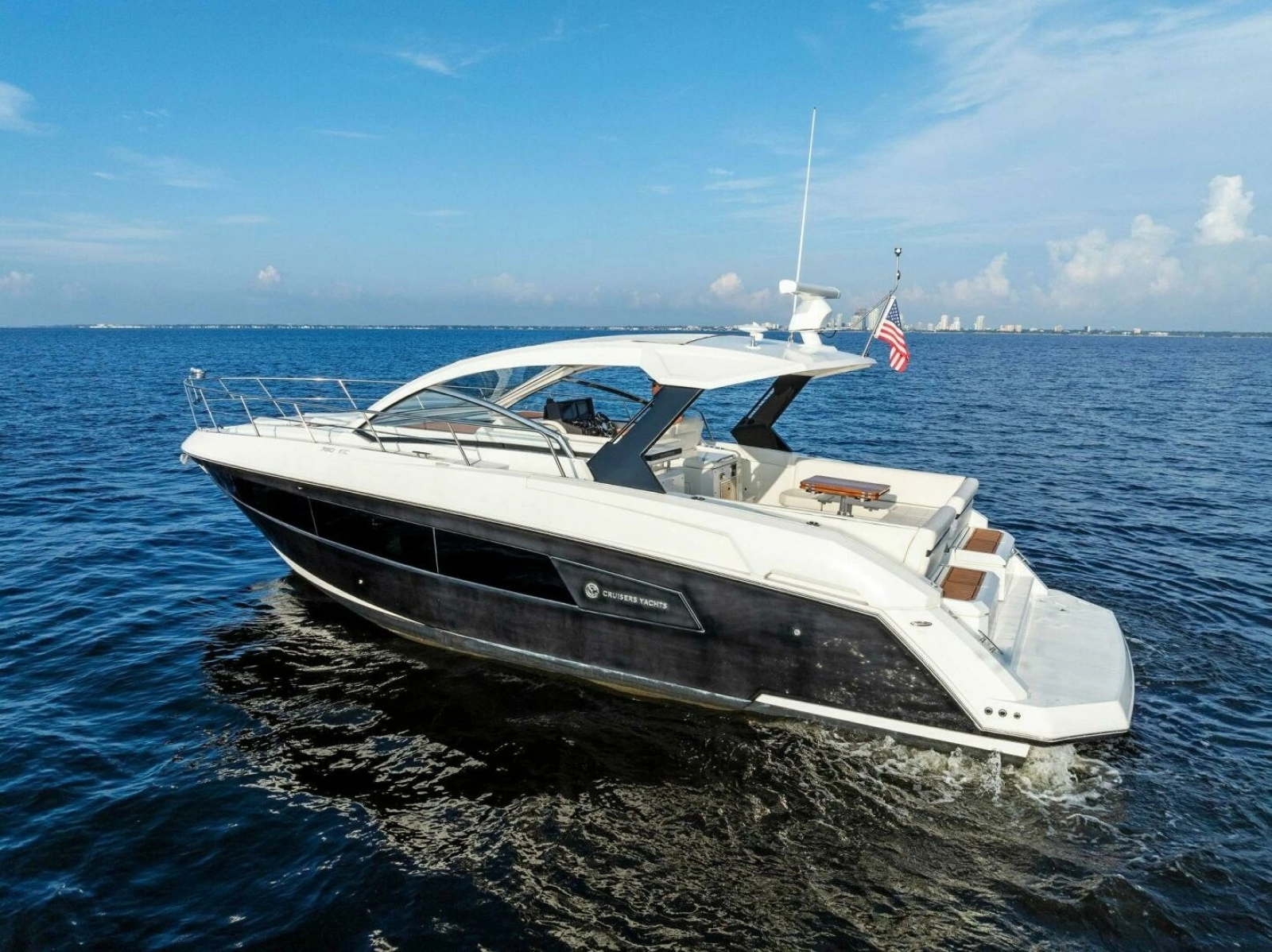 2015 Cruisers 390 EC 'Blue Runner'