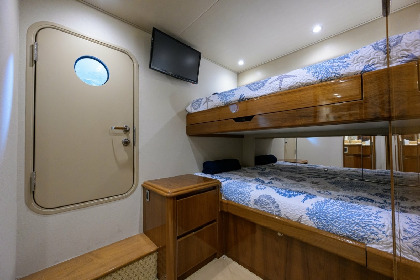Viking 70 DESPERADO - Crew Stateroom