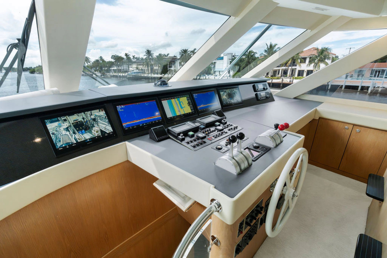 1998 Hatteras 82 Convertible