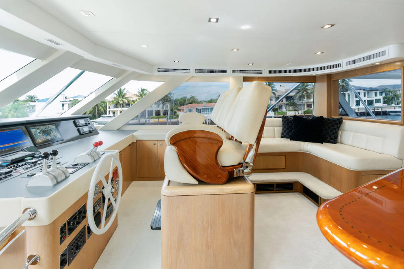1998 Hatteras 82 Convertible