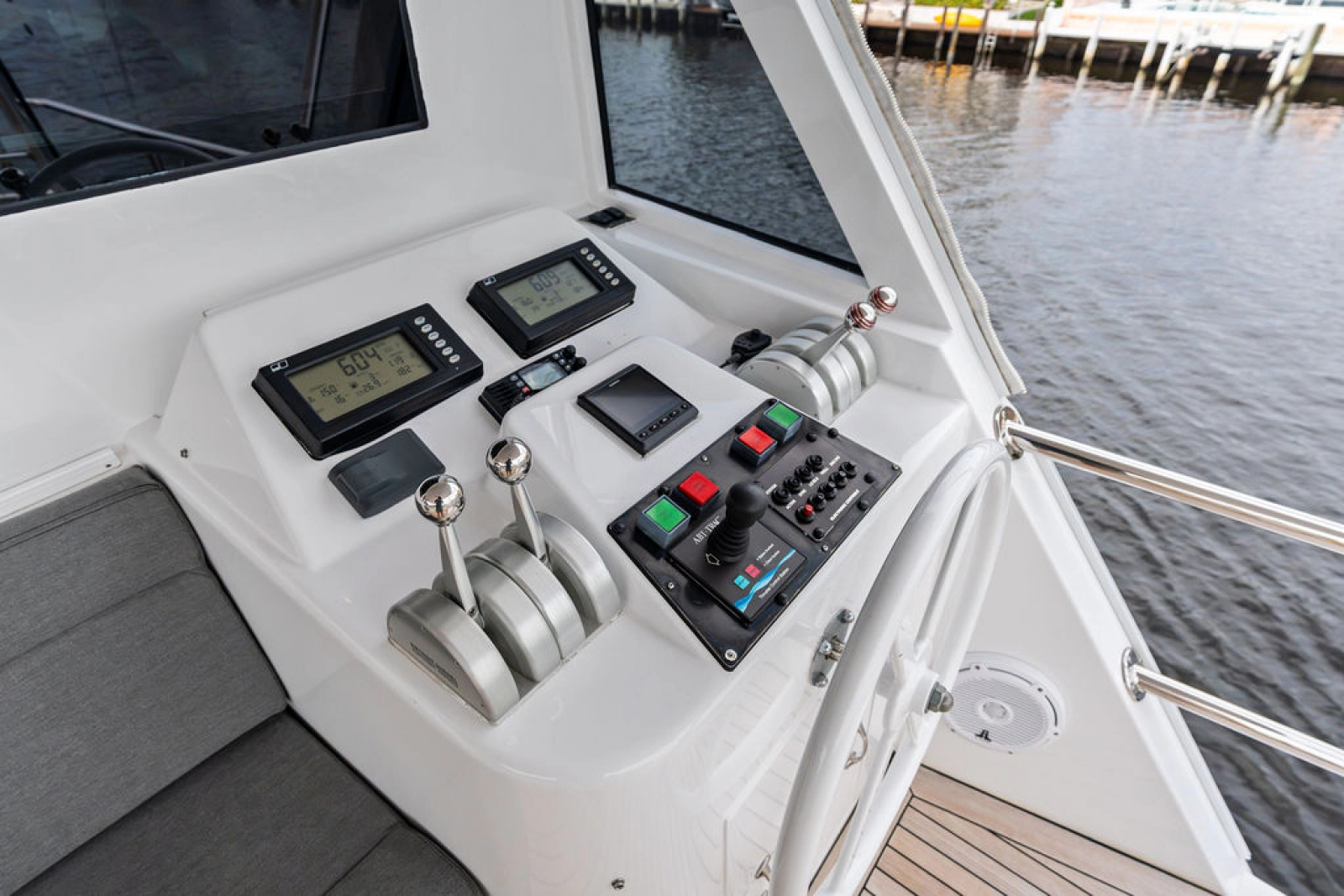 1998 Hatteras 82 Convertible