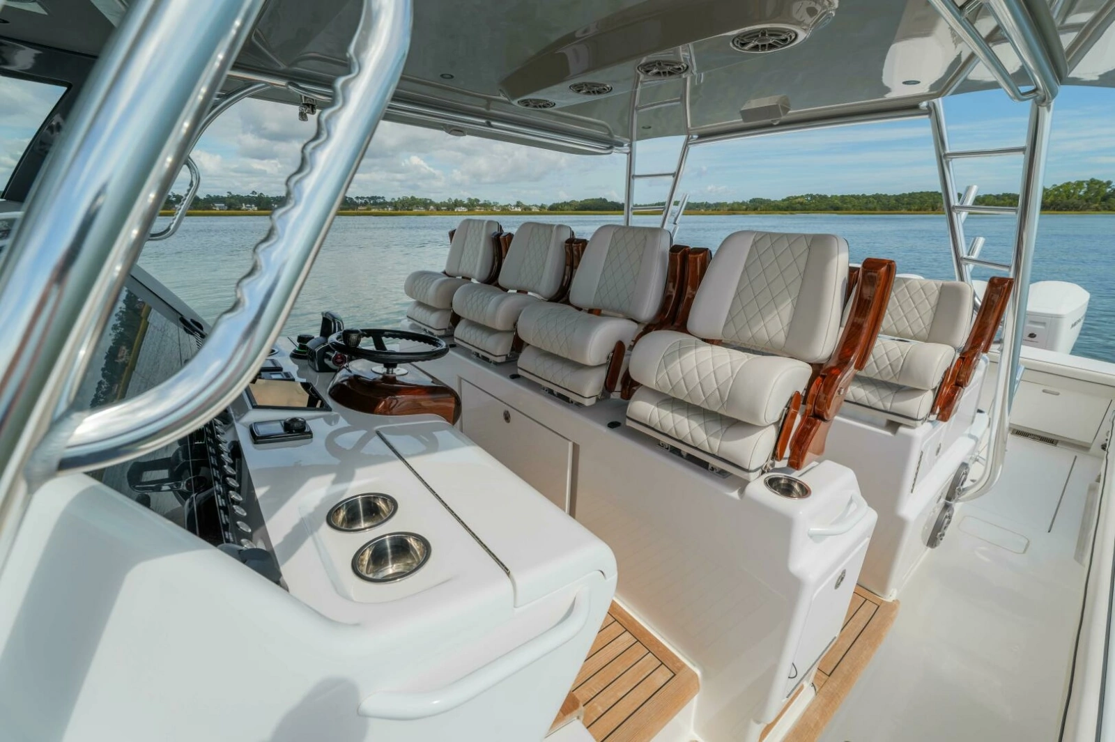 Valhalla 55 - Lucky 24 IV - Helm Station Seating