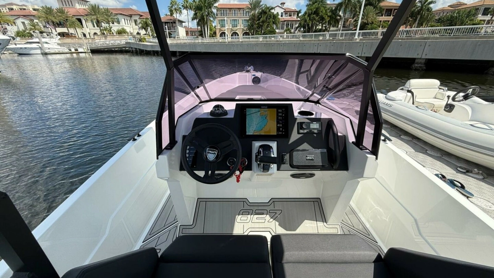 2024 Iron 27 Center Console