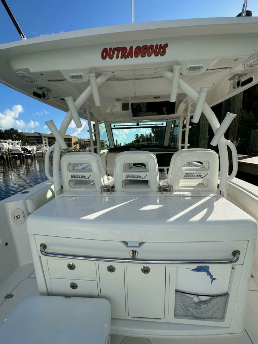 Boston Whaler 37 Outrageous - Helm Seating