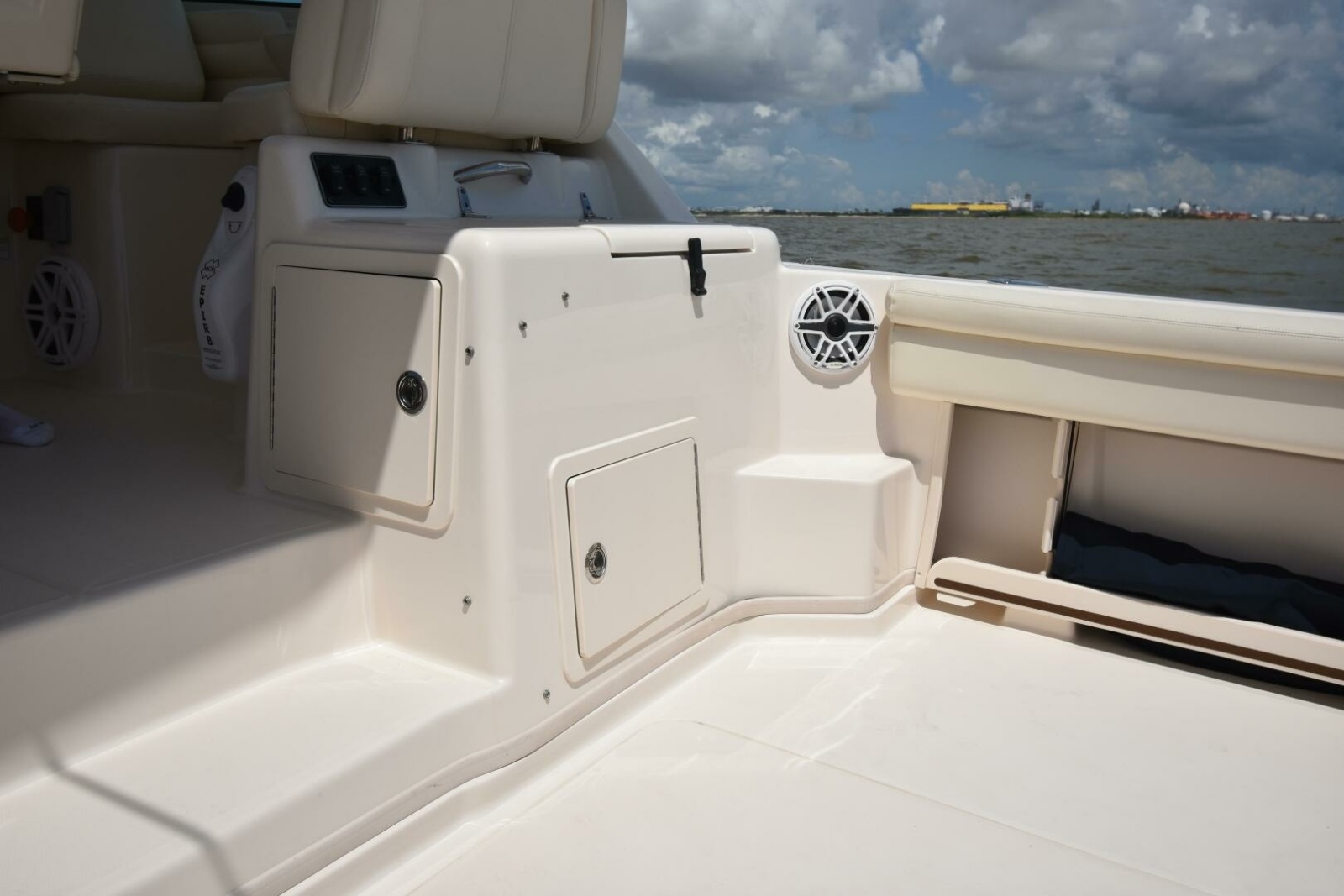 33' 2016 Grady-White 330 Express