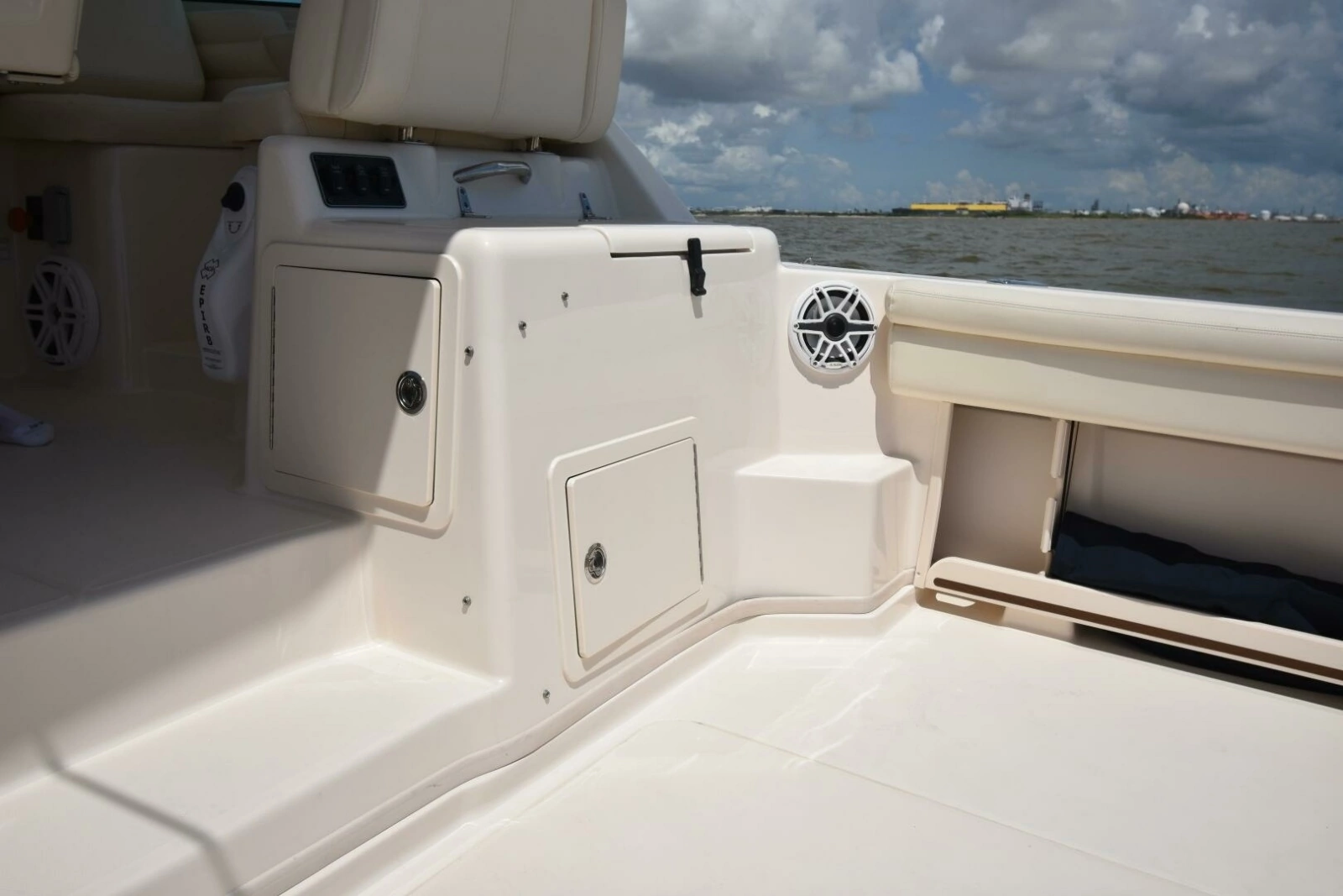 2016 Grady-White 330 Express 