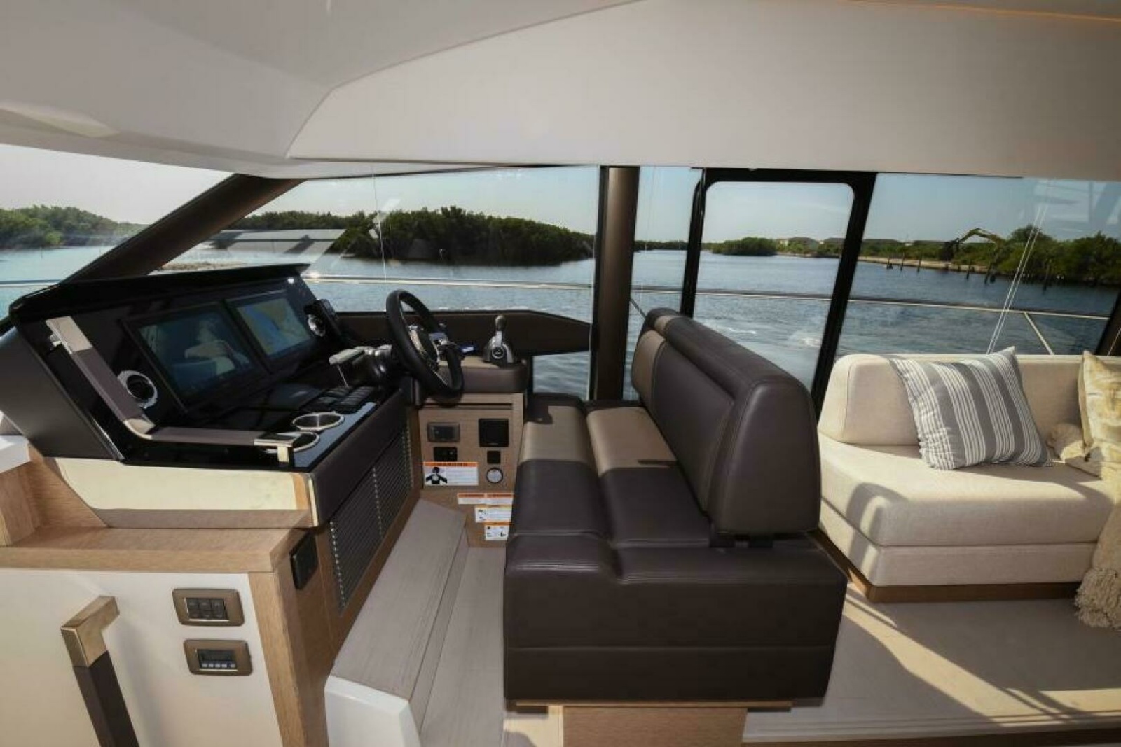 52' 2023 Prestige 520 Flybridge