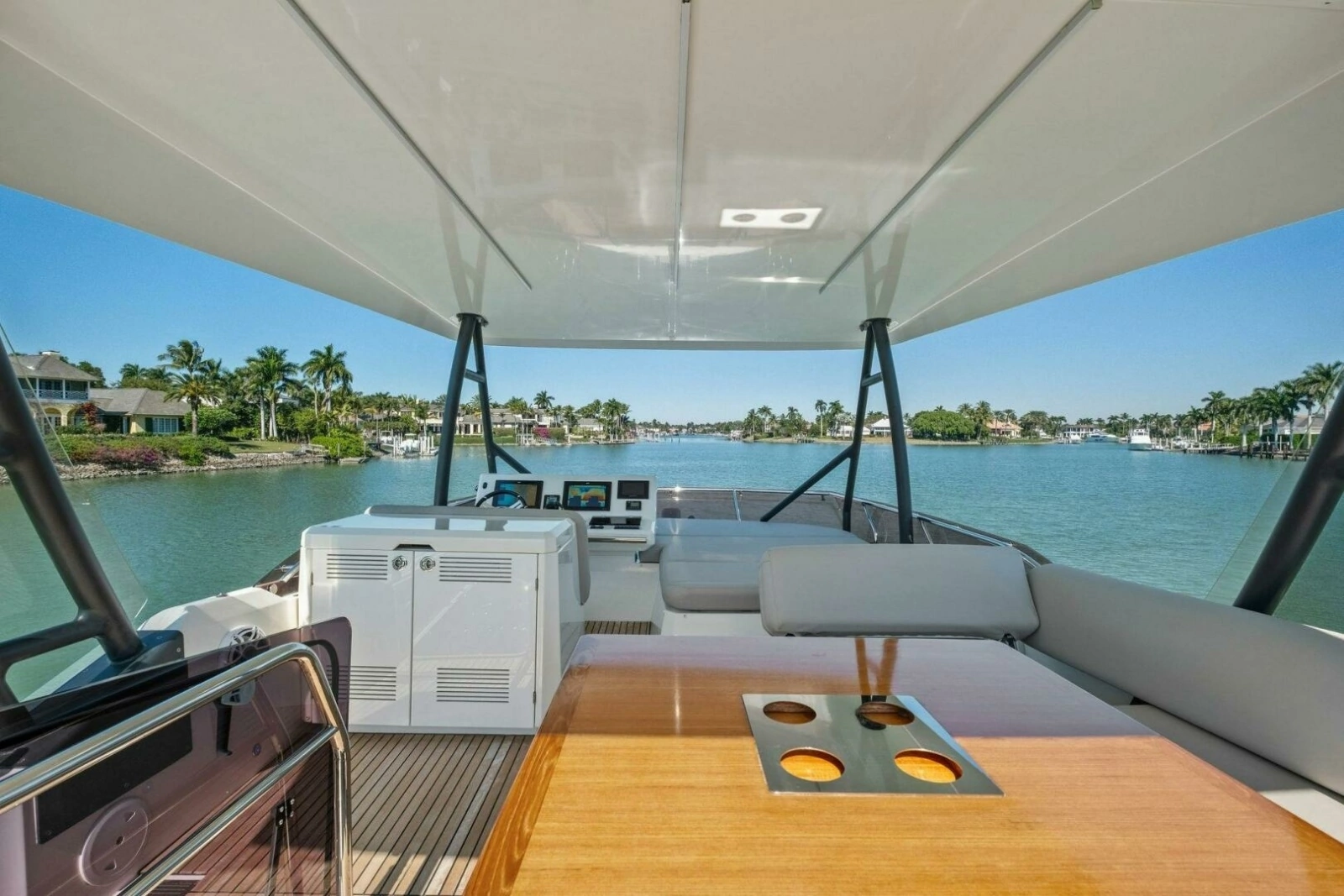 2022 Prestige 520 Flybridge