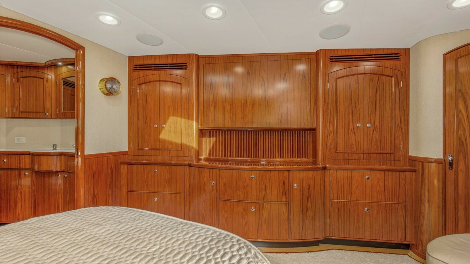 19_2827464_2005_76_whiticar_enclosed_bridge_badonkadonk_master_stateroom_2