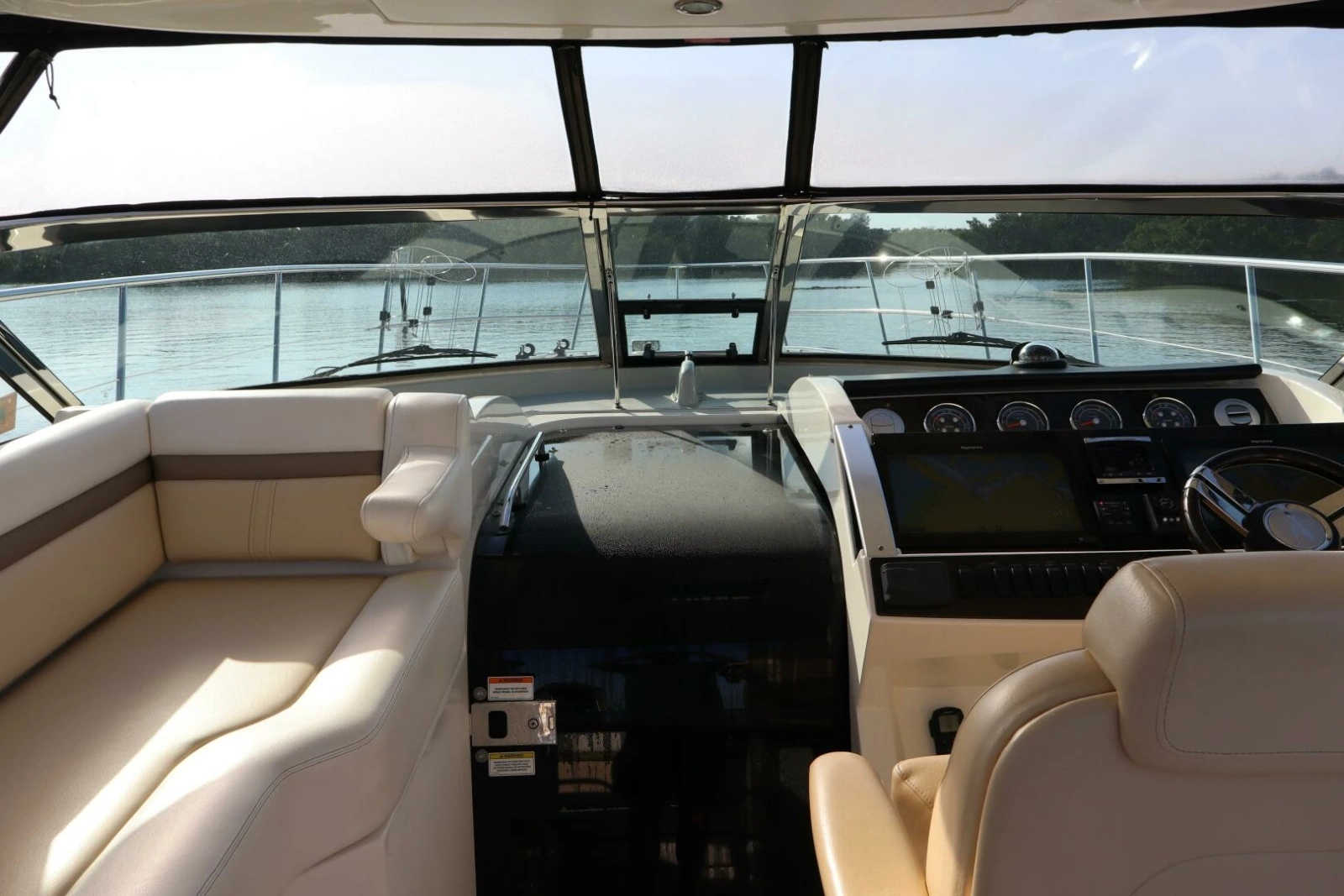 2015 Sea Ray 410 Sundancer photo 29