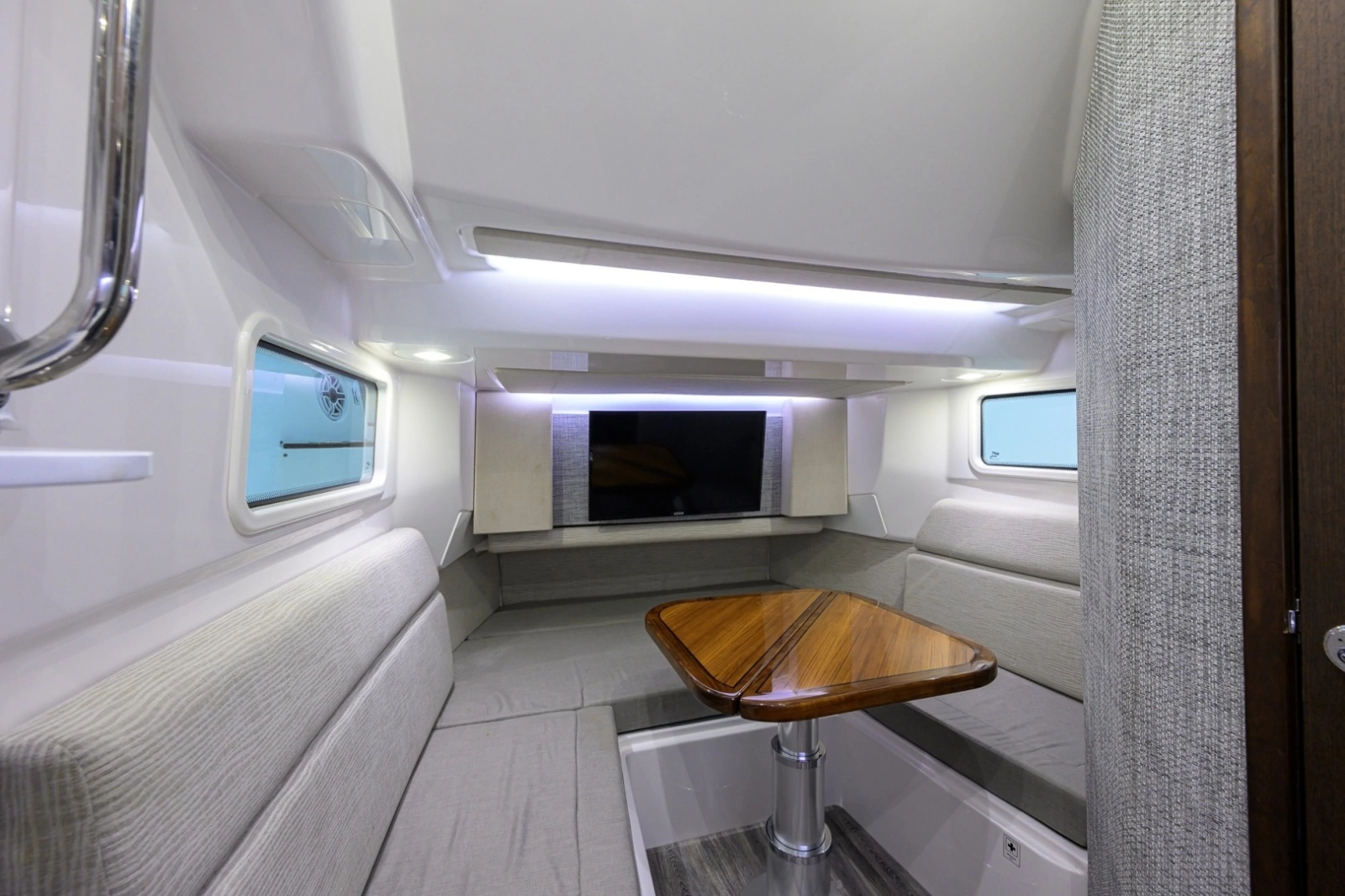 Everglades 45 GALLANT LADY - Cabin Seating & Table