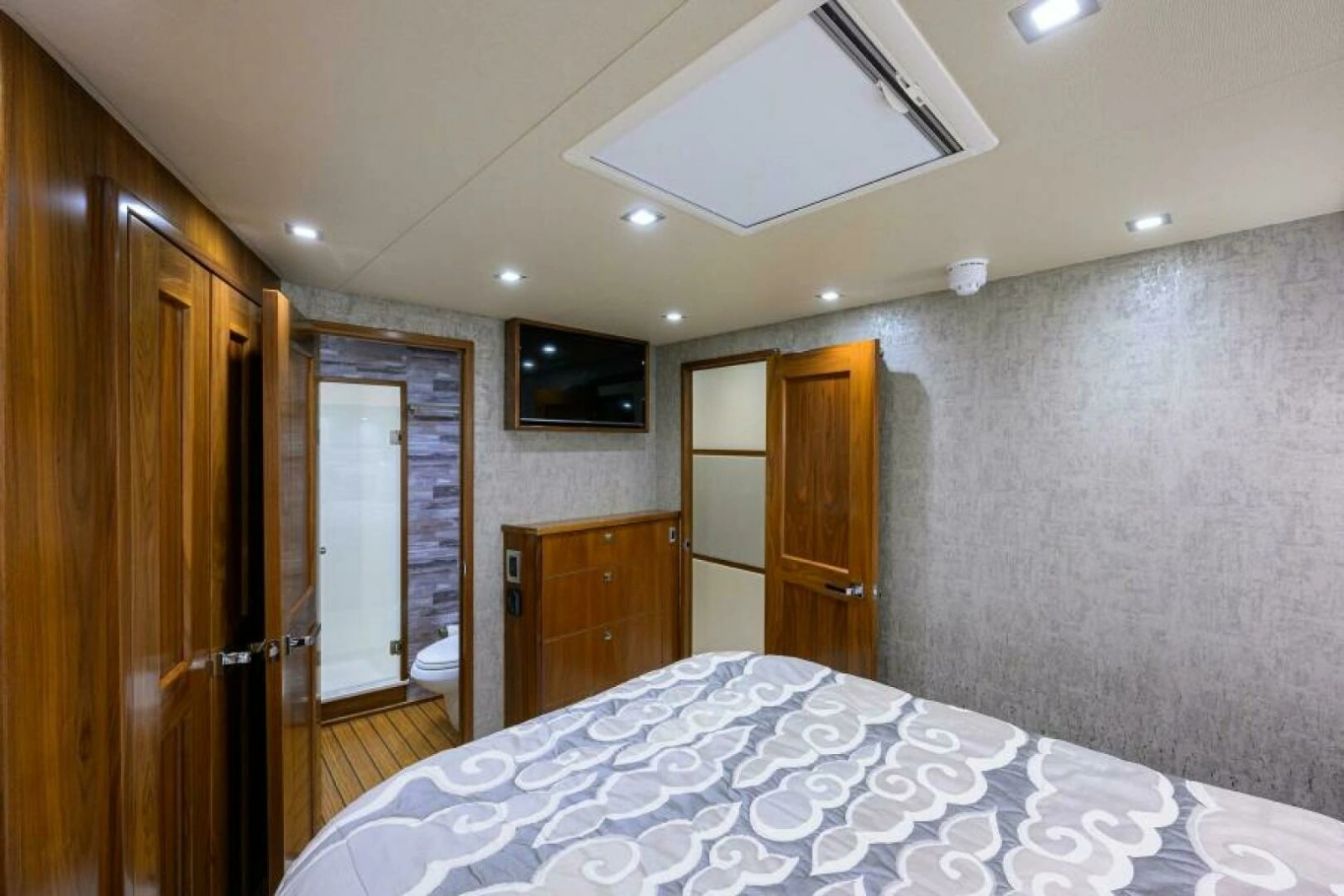 Viking 80 - LAMPLIGHTER - Forward Guest Stateroom