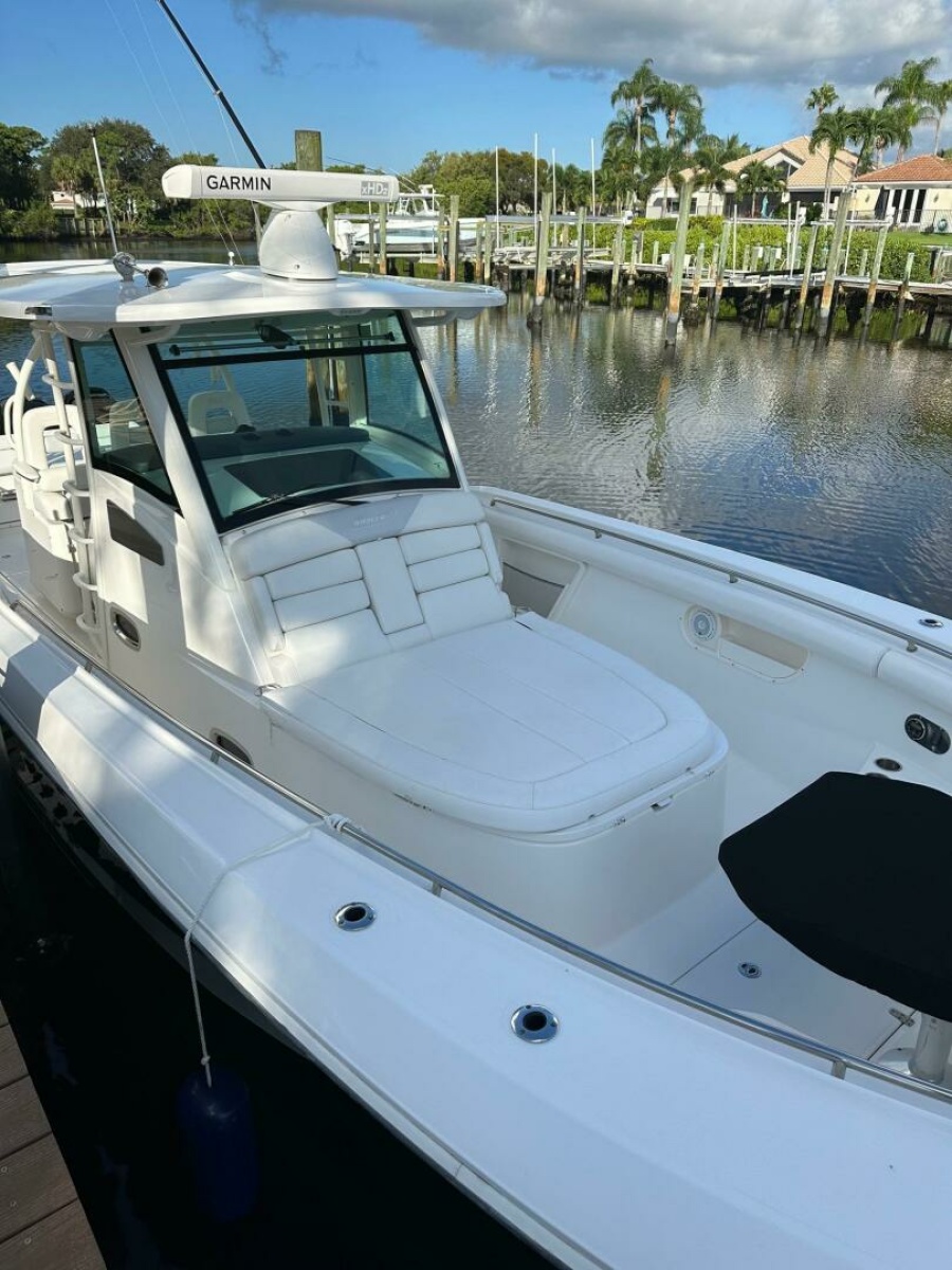 Boston Whaler 37 Outrageous - Forward Seating