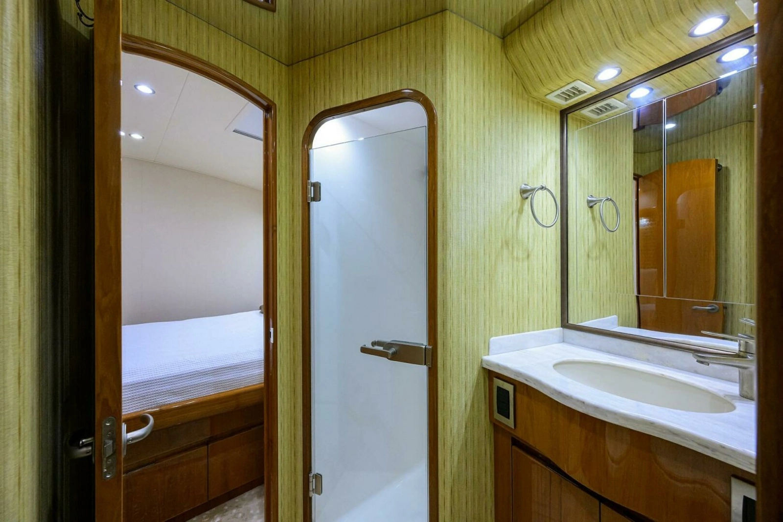 Guest Cabin Head